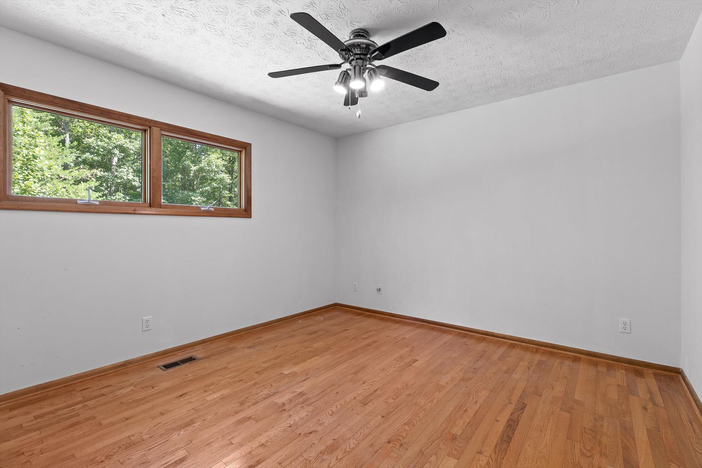 Chattanooga, Tennessee 37405, United States, 4 Bedrooms Bedrooms, ,3 BathroomsBathrooms,Residential,Active,200505