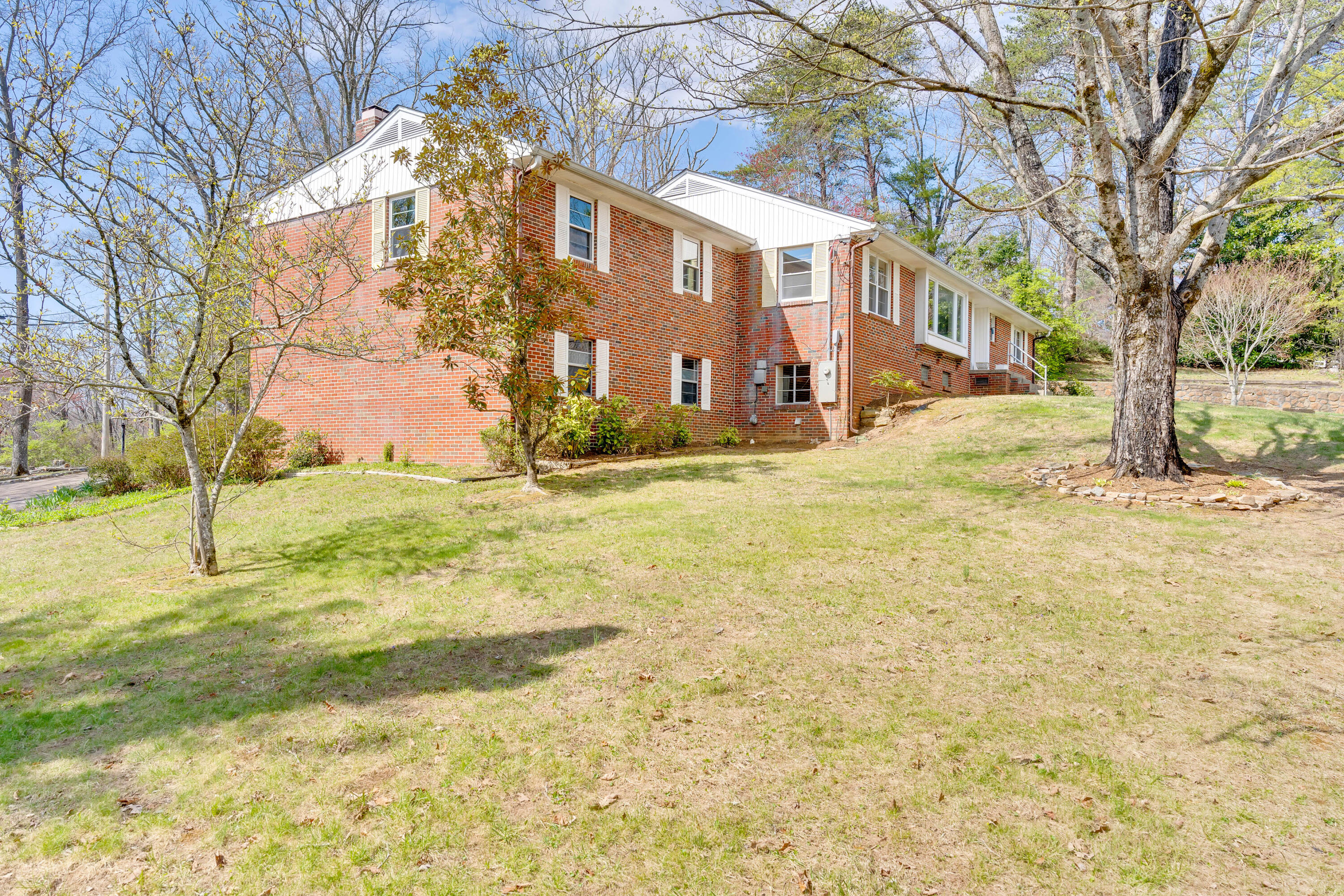 1109 James Boulevard, Signal Mountain, Tennessee image 1