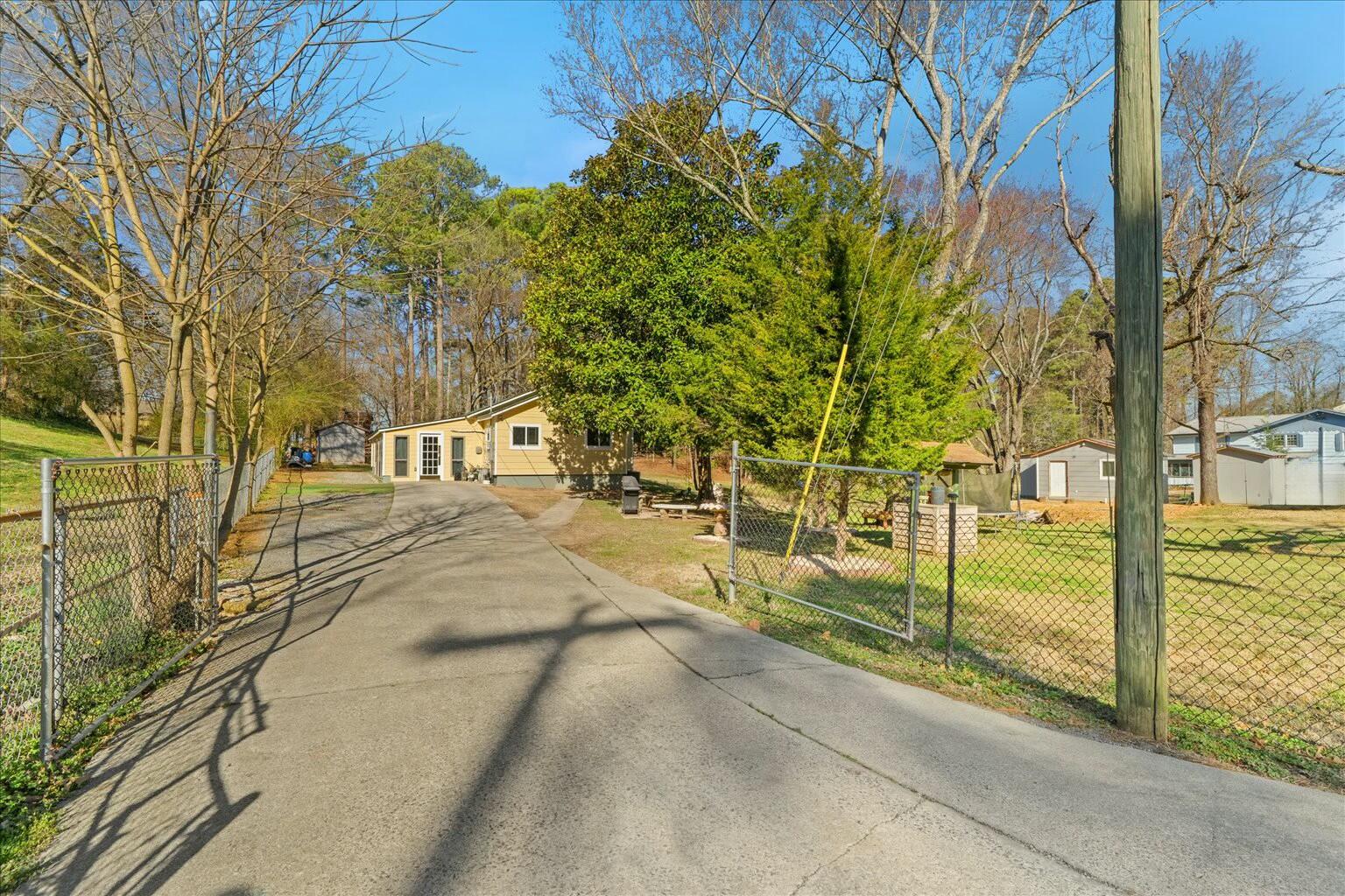 216 Hewitt Drive, Dalton, Georgia image 2