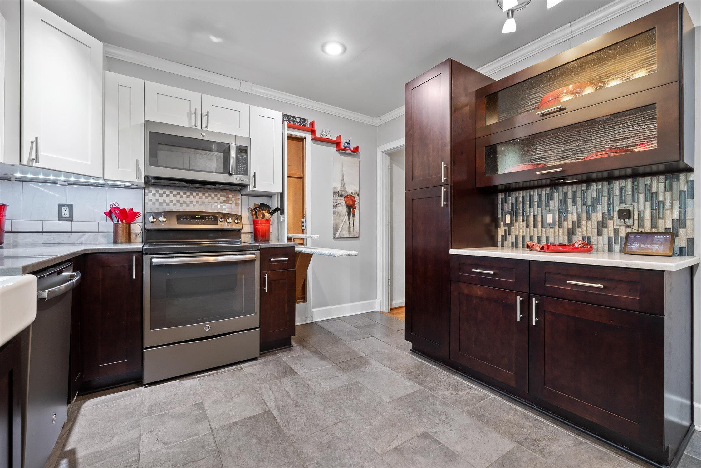 Chattanooga, Tennessee 37411, United States, 4 Bedrooms Bedrooms, ,2 BathroomsBathrooms,Residential,Pending,217696