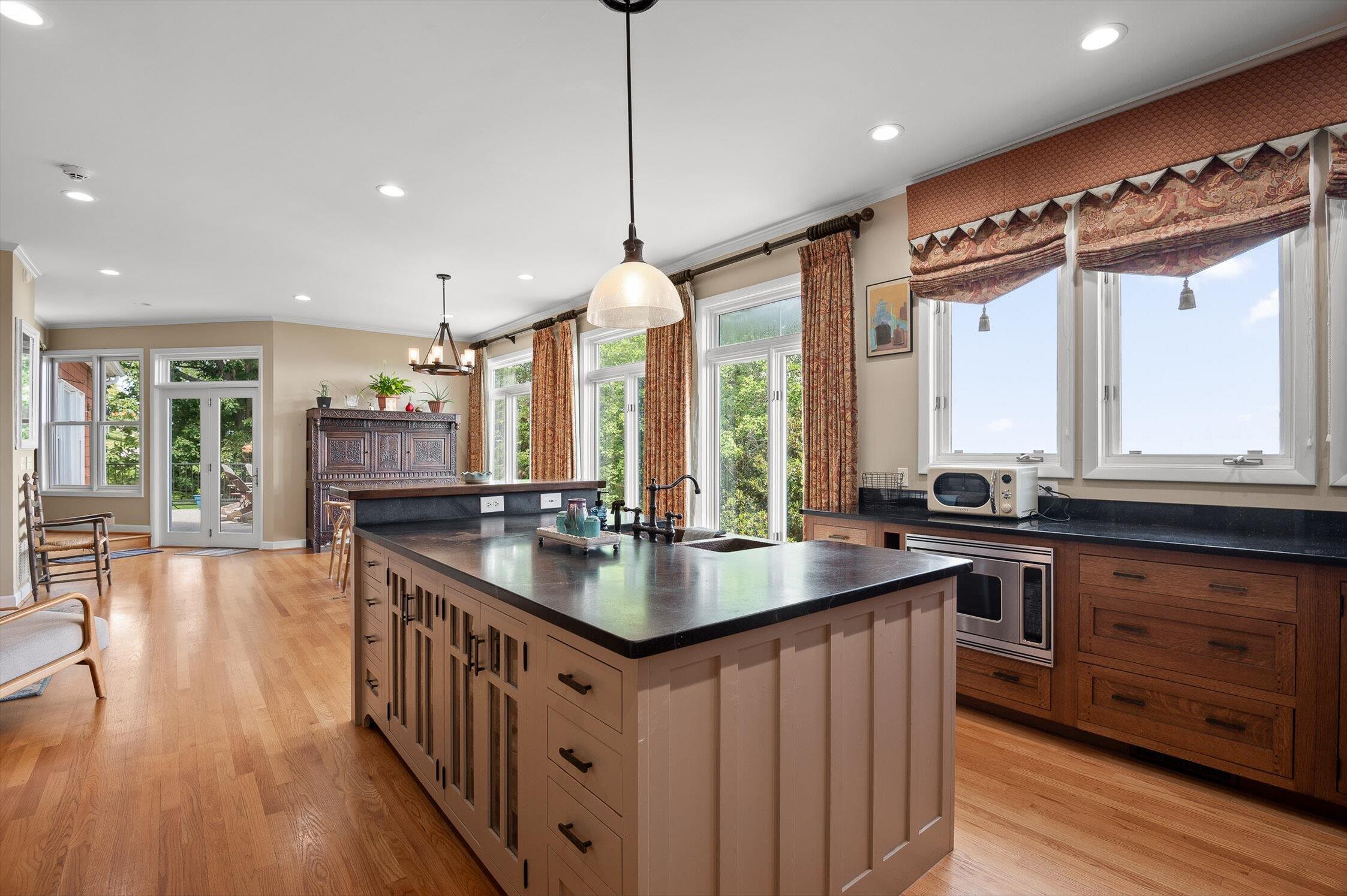 Signal Mountain, Tennessee 37377, United States, 6 Bedrooms Bedrooms, ,5 BathroomsBathrooms,Residential,Active,165755