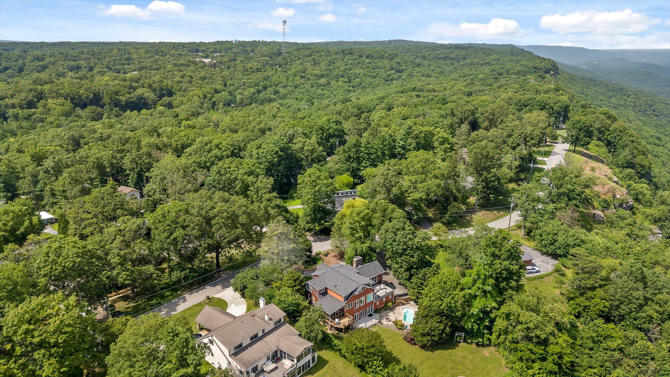 Signal Mountain, Tennessee 37377, United States, 6 Bedrooms Bedrooms, ,5 BathroomsBathrooms,Residential,Active,165755