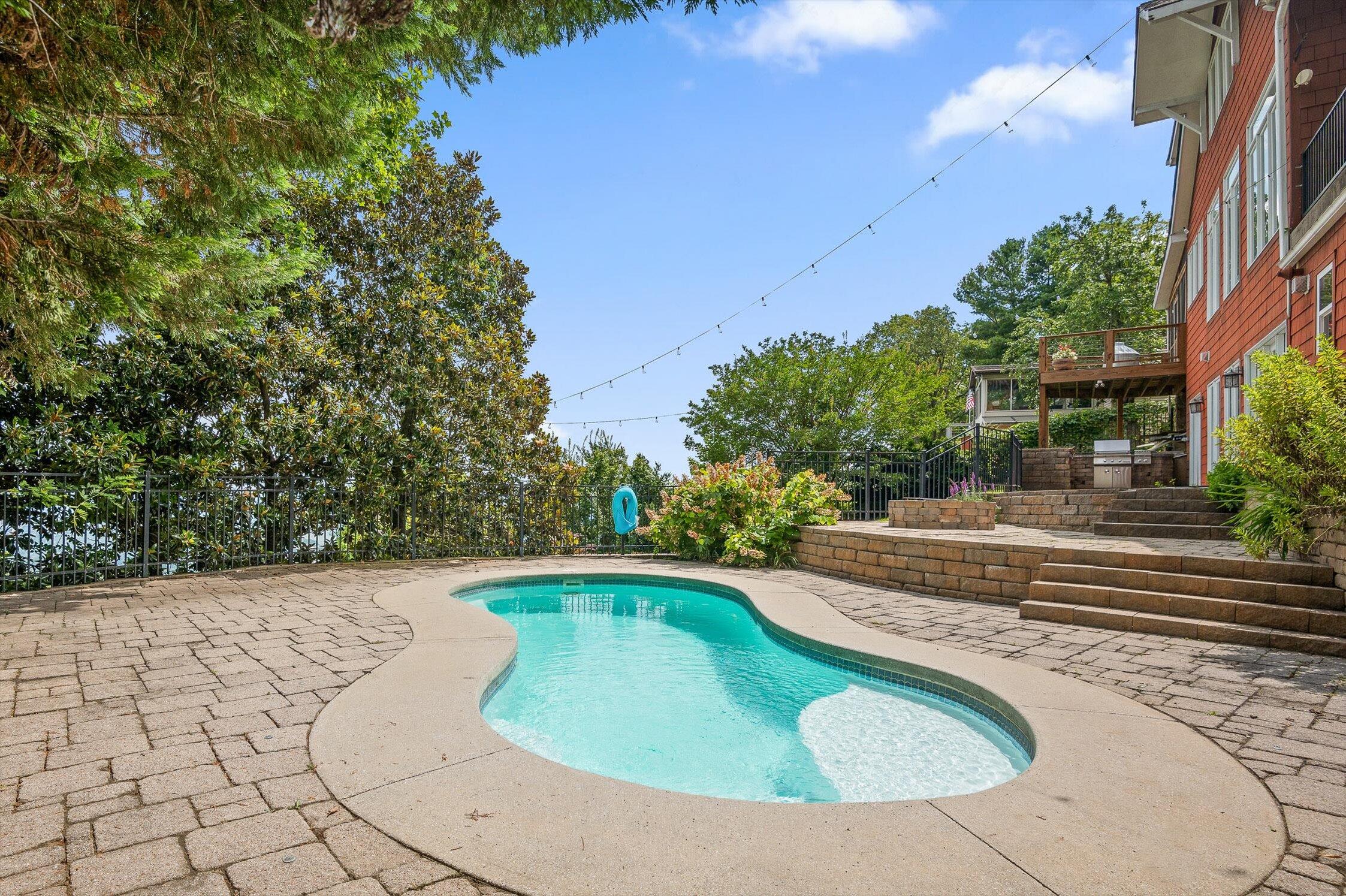 Signal Mountain, Tennessee 37377, United States, 6 Bedrooms Bedrooms, ,5 BathroomsBathrooms,Residential,Active,165755