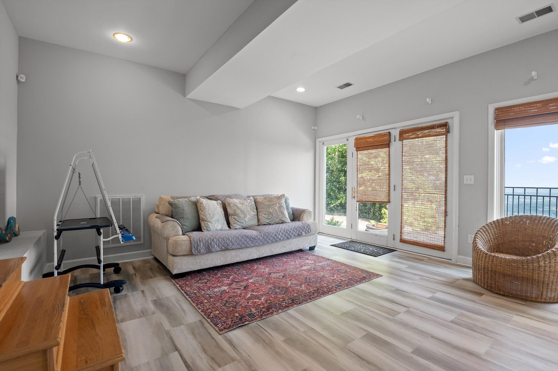 Signal Mountain, Tennessee 37377, United States, 6 Bedrooms Bedrooms, ,5 BathroomsBathrooms,Residential,Active,165755