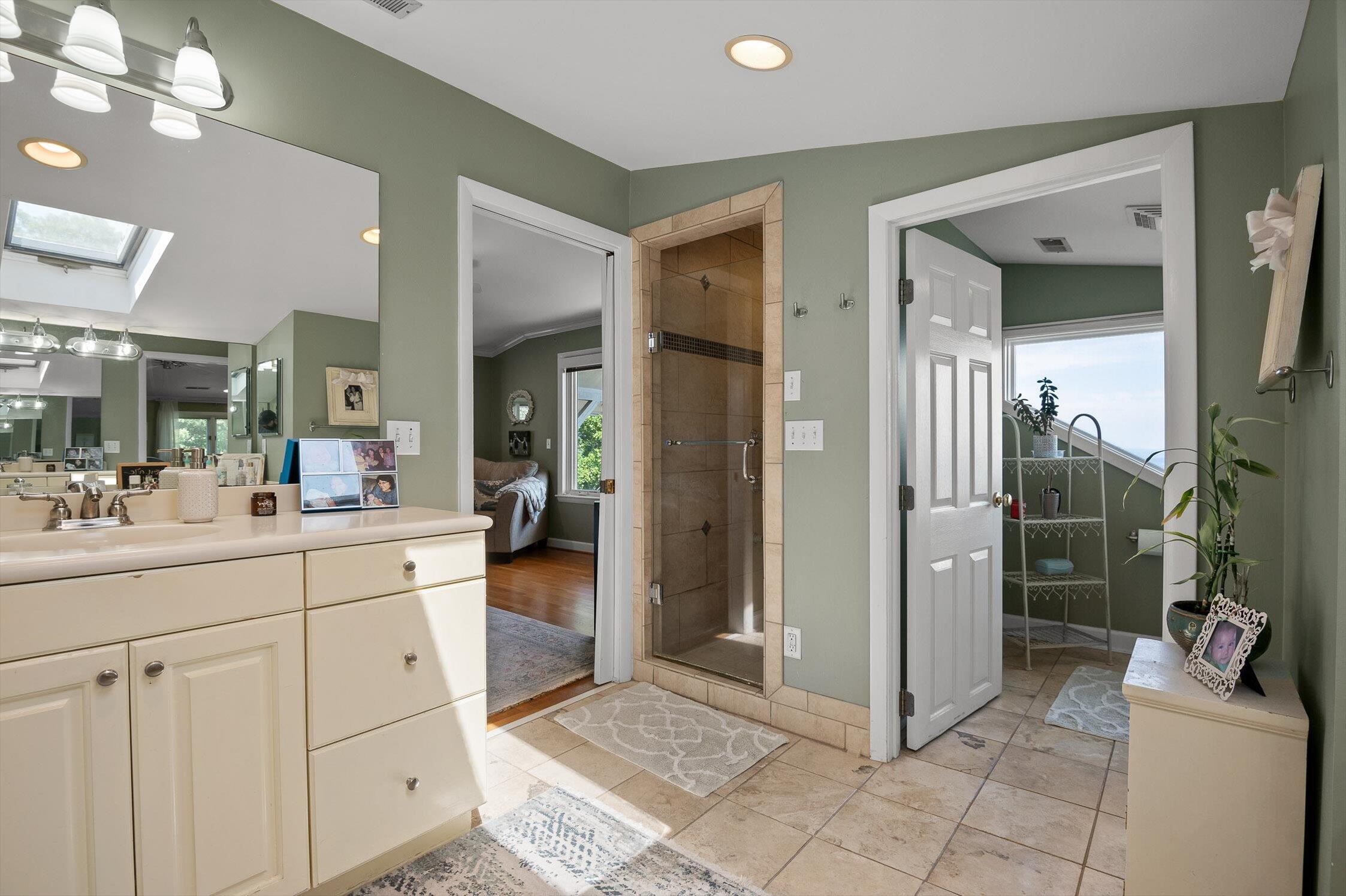 Signal Mountain, Tennessee 37377, United States, 6 Bedrooms Bedrooms, ,5 BathroomsBathrooms,Residential,Active,165755