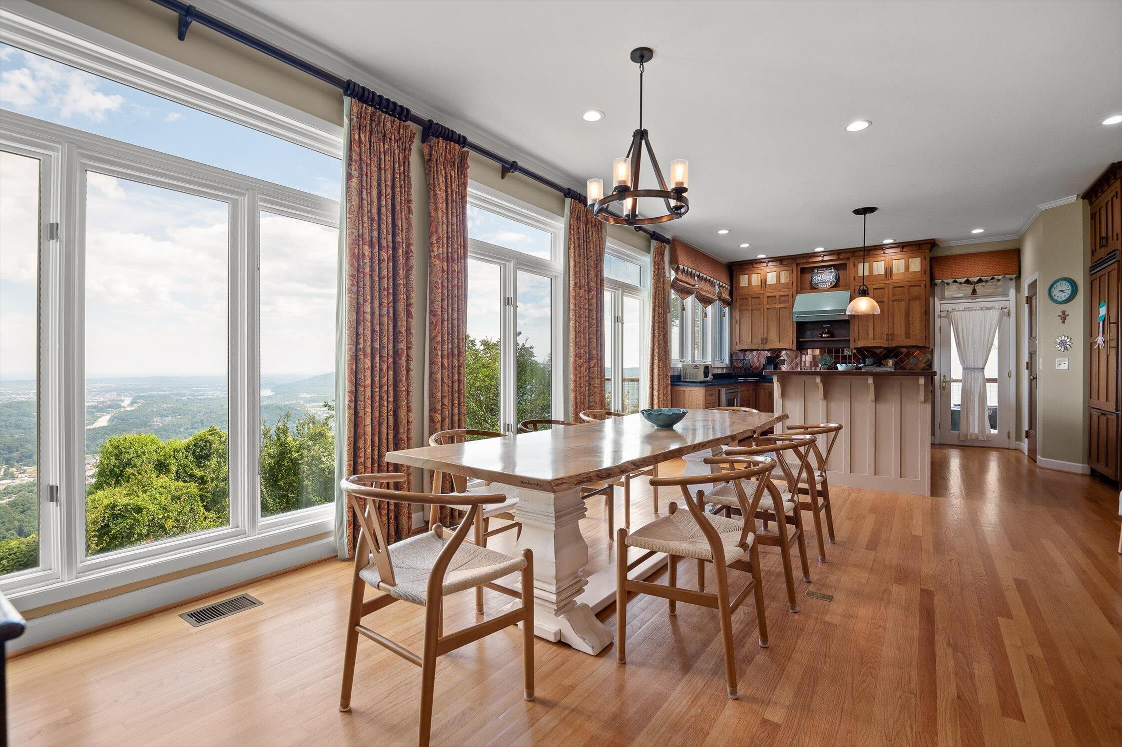 Signal Mountain, Tennessee 37377, United States, 6 Bedrooms Bedrooms, ,5 BathroomsBathrooms,Residential,Active,165755