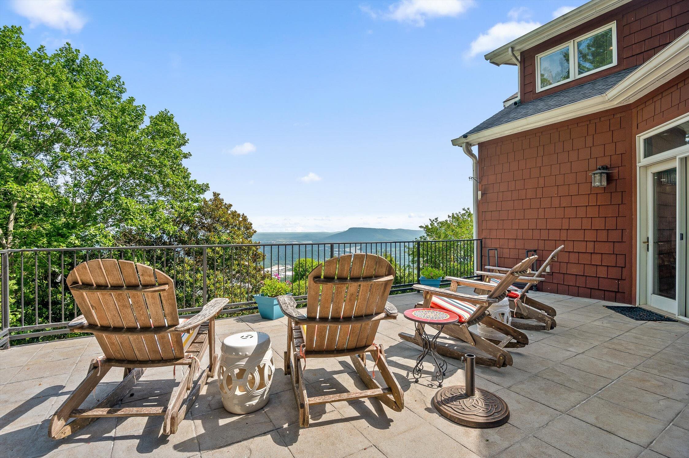 Signal Mountain, Tennessee 37377, United States, 6 Bedrooms Bedrooms, ,5 BathroomsBathrooms,Residential,Active,165755