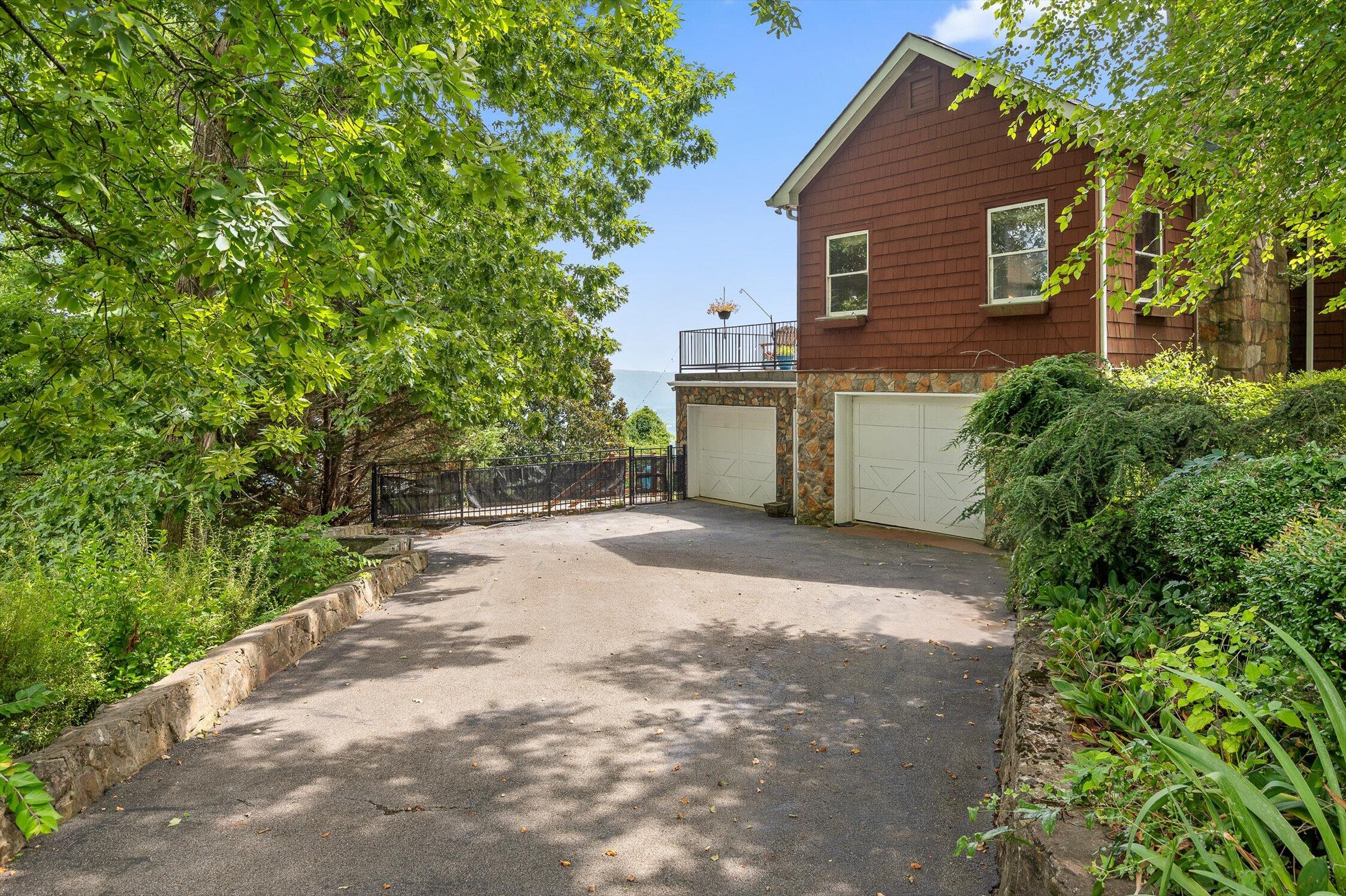 Signal Mountain, Tennessee 37377, United States, 6 Bedrooms Bedrooms, ,5 BathroomsBathrooms,Residential,Active,165755