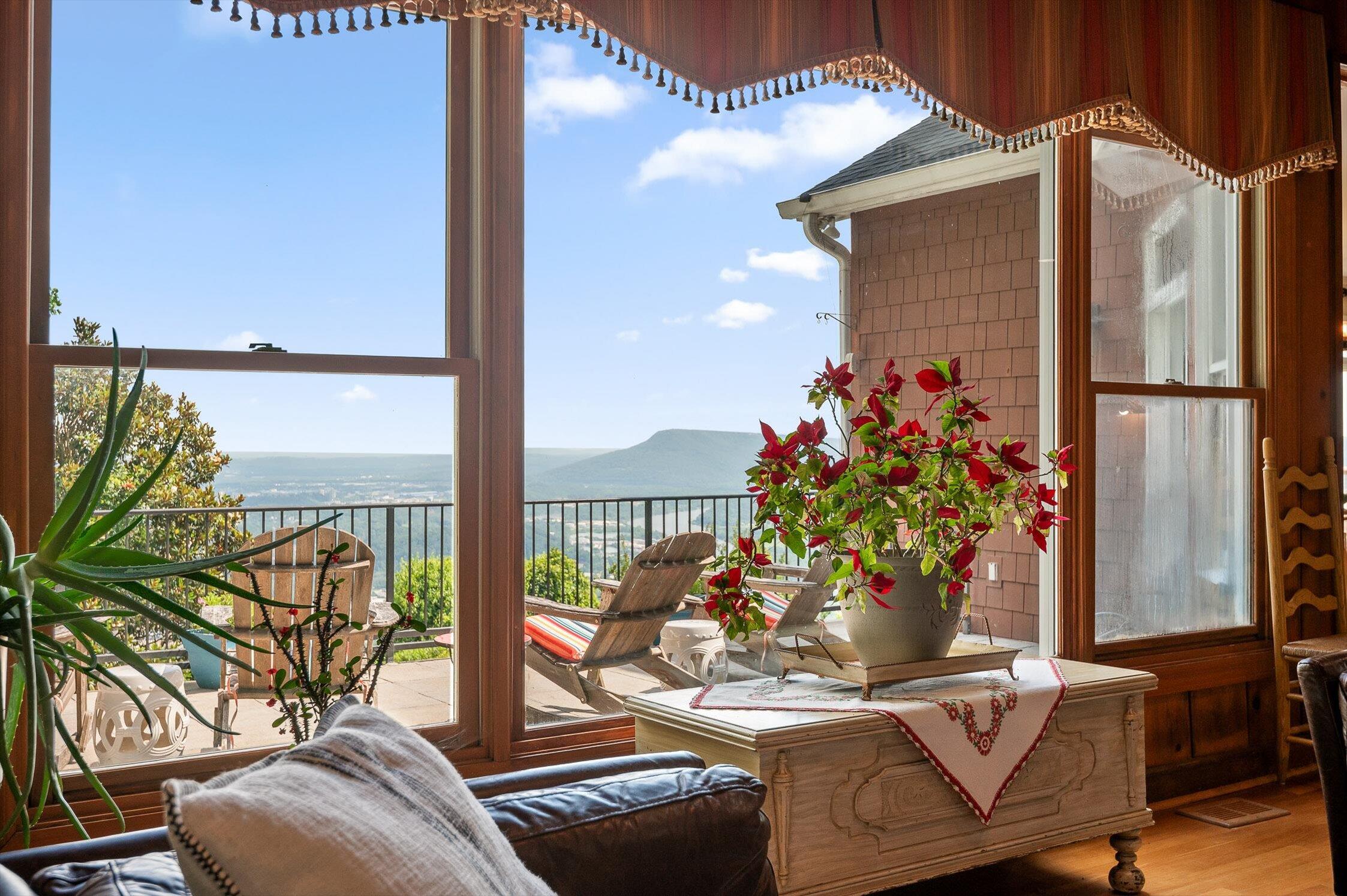 Signal Mountain, Tennessee 37377, United States, 6 Bedrooms Bedrooms, ,5 BathroomsBathrooms,Residential,Active,165755