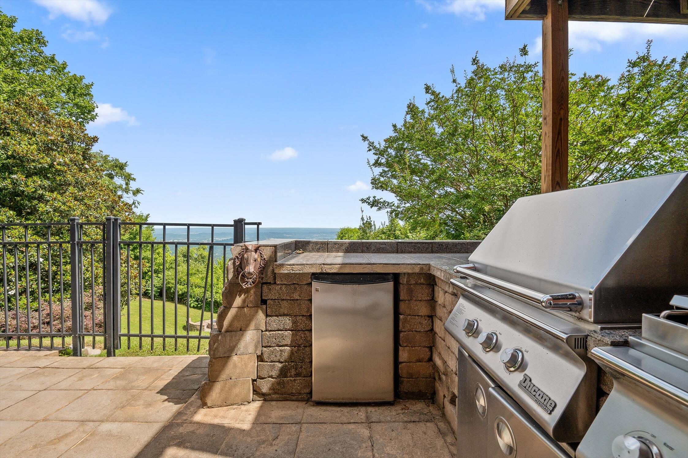 Signal Mountain, Tennessee 37377, United States, 6 Bedrooms Bedrooms, ,5 BathroomsBathrooms,Residential,Active,165755