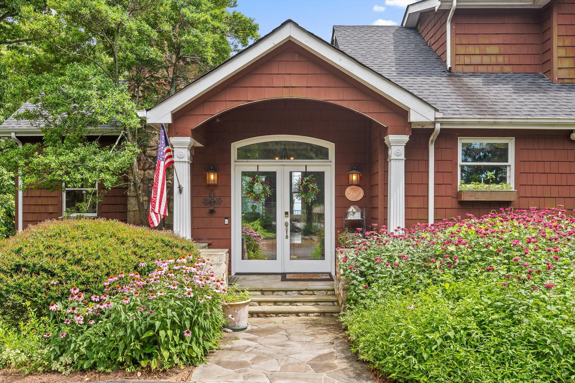 Signal Mountain, Tennessee 37377, United States, 6 Bedrooms Bedrooms, ,5 BathroomsBathrooms,Residential,Active,165755