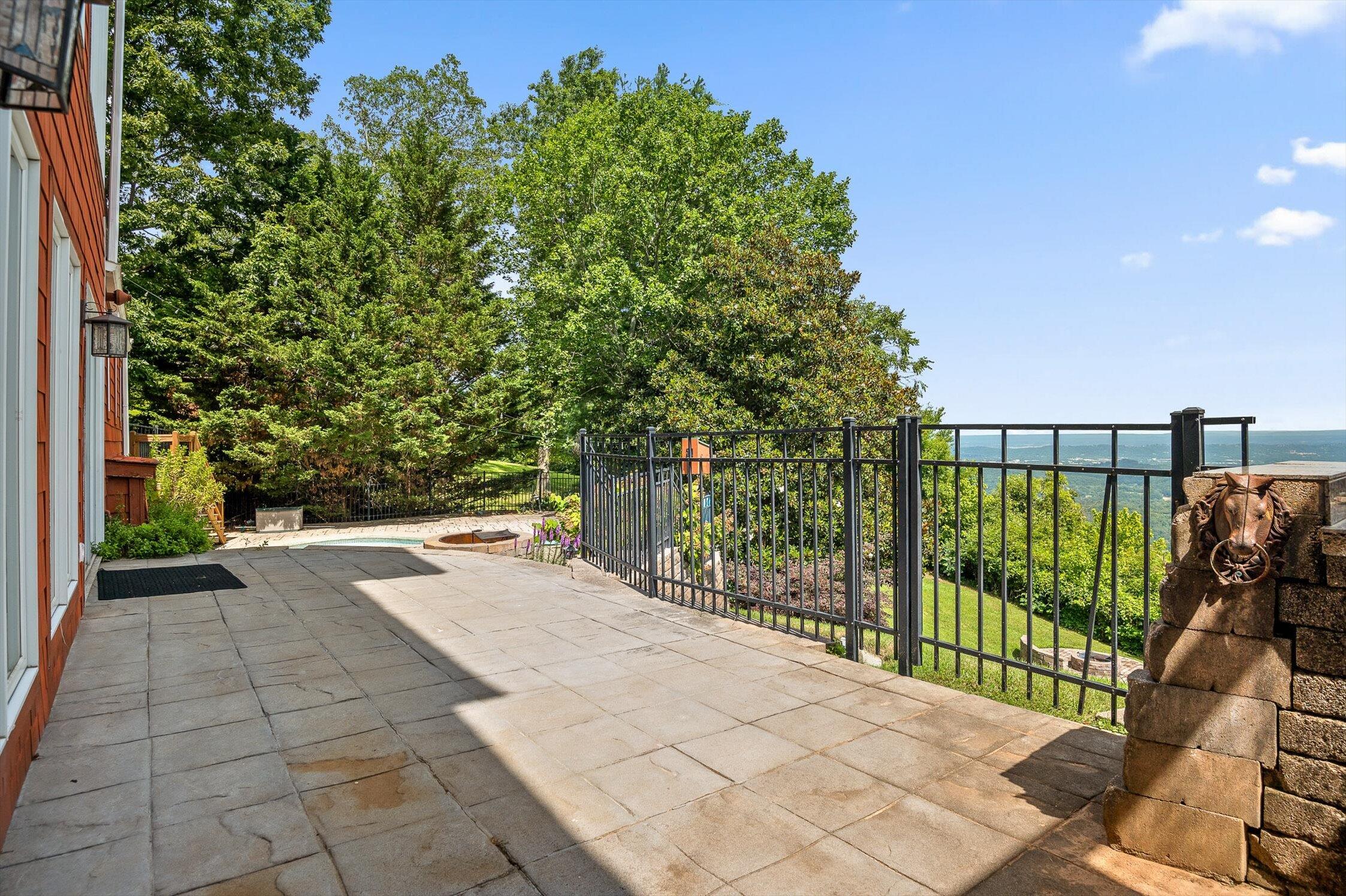 Signal Mountain, Tennessee 37377, United States, 6 Bedrooms Bedrooms, ,5 BathroomsBathrooms,Residential,Active,165755