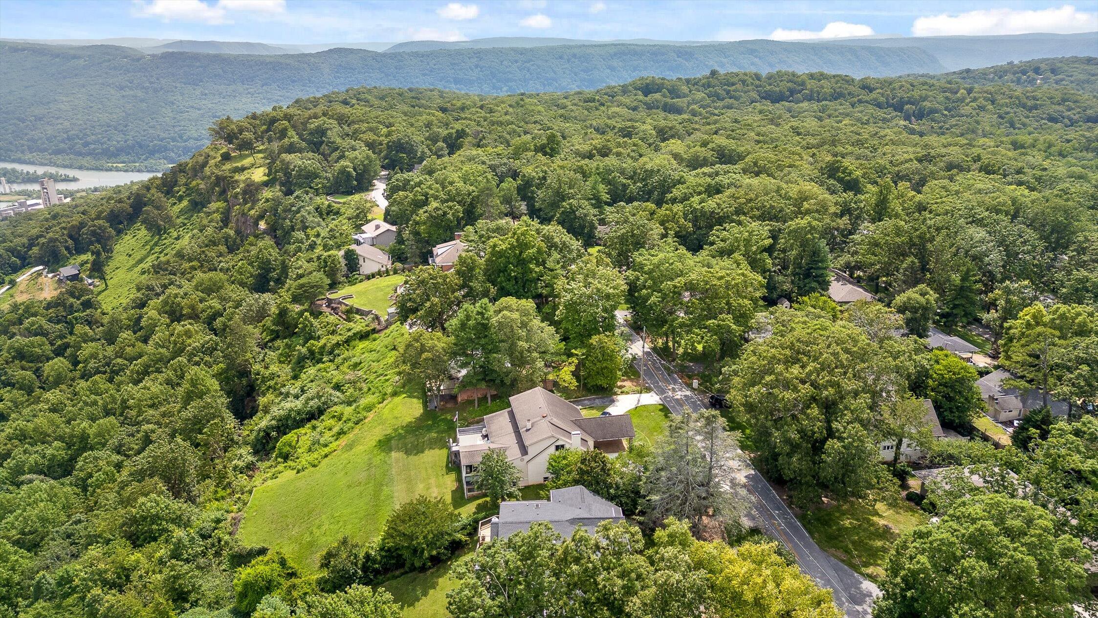 Signal Mountain, Tennessee 37377, United States, 6 Bedrooms Bedrooms, ,5 BathroomsBathrooms,Residential,Active,165755