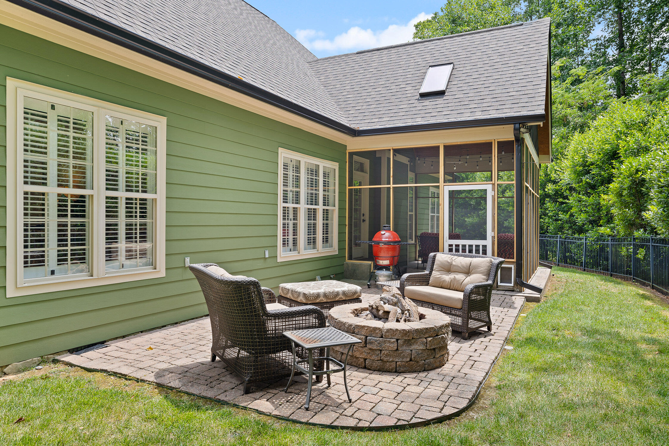 Chattanooga, Tennessee 37419, United States, 4 Bedrooms Bedrooms, ,4 BathroomsBathrooms,Residential,Pending,52913