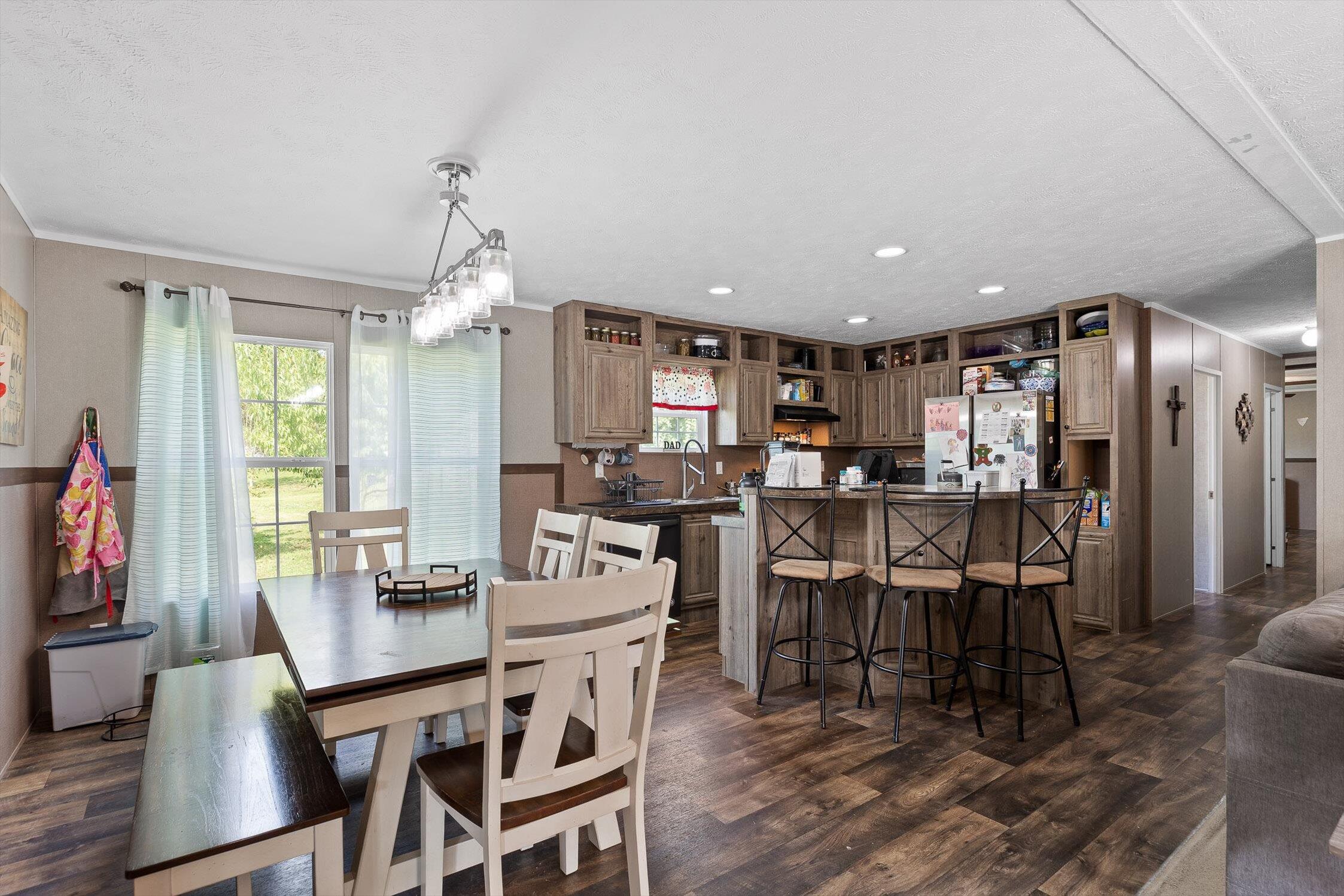 South Pittsburg, Tennessee 37380, United States, 4 Bedrooms Bedrooms, ,2 BathroomsBathrooms,Residential,Active,184988