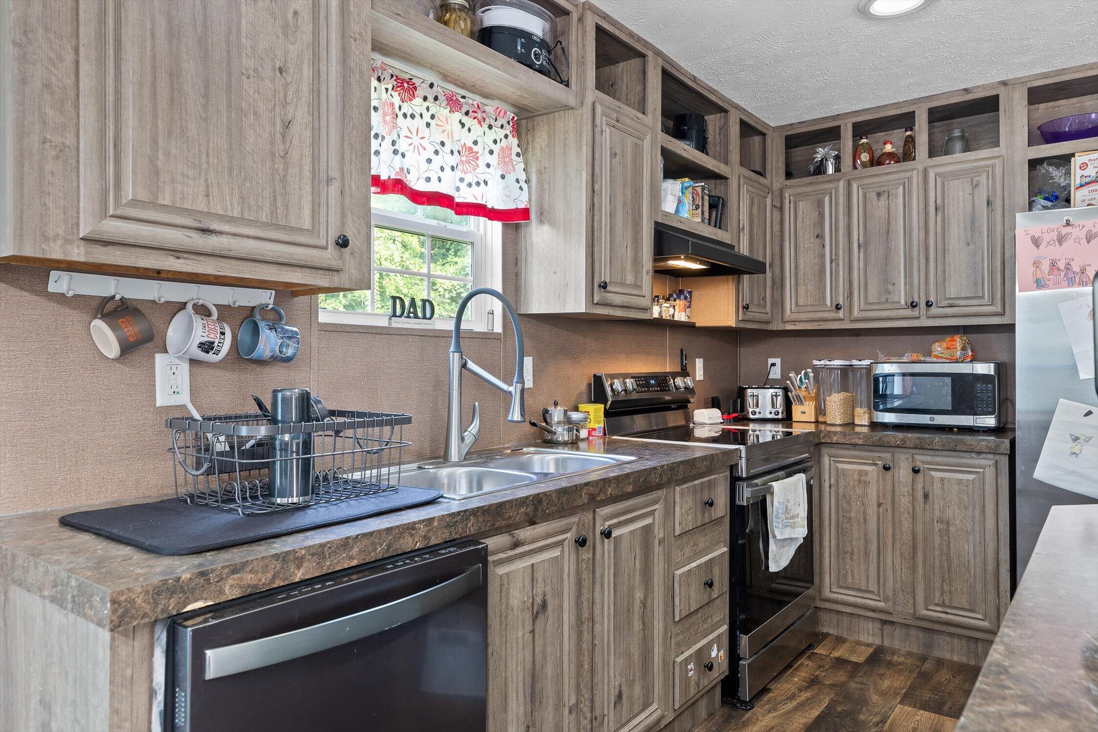 South Pittsburg, Tennessee 37380, United States, 4 Bedrooms Bedrooms, ,2 BathroomsBathrooms,Residential,Active,184988