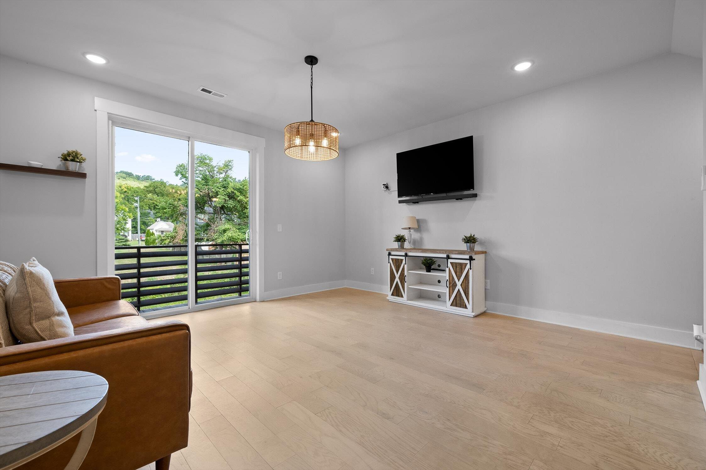 Chattanooga, Tennessee 37405, United States, 2 Bedrooms Bedrooms, ,3 BathroomsBathrooms,Residential,Active,174382