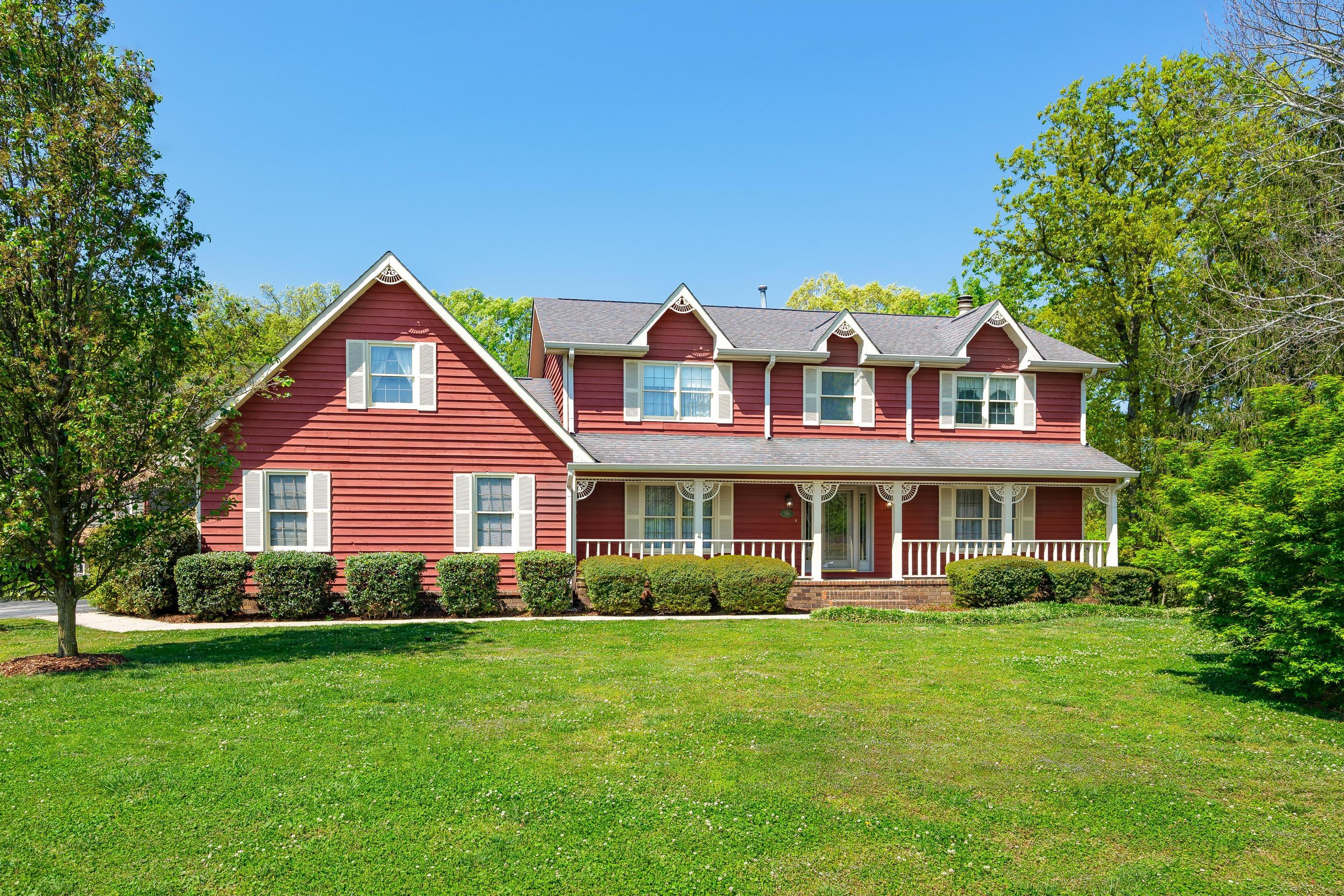 1905 Woods View Court