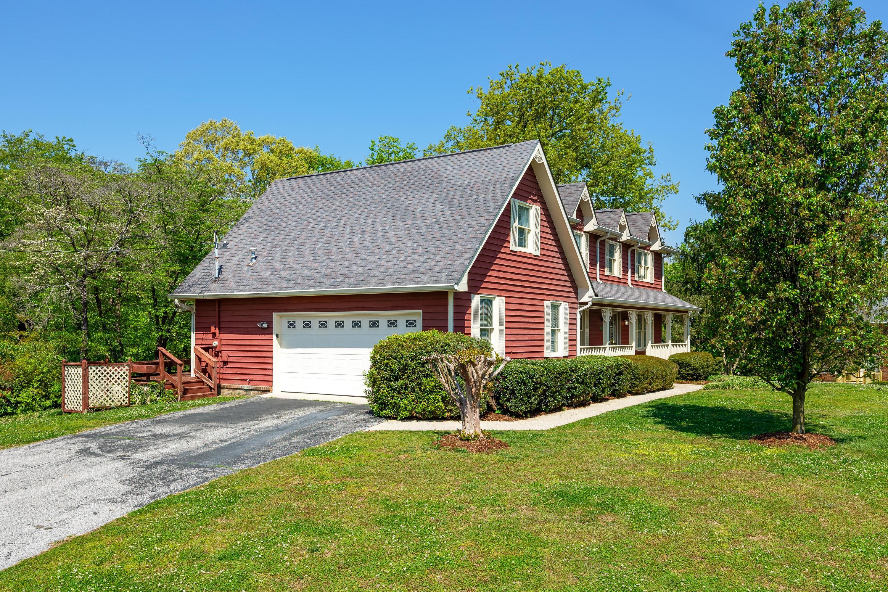 1905 Woods View Court