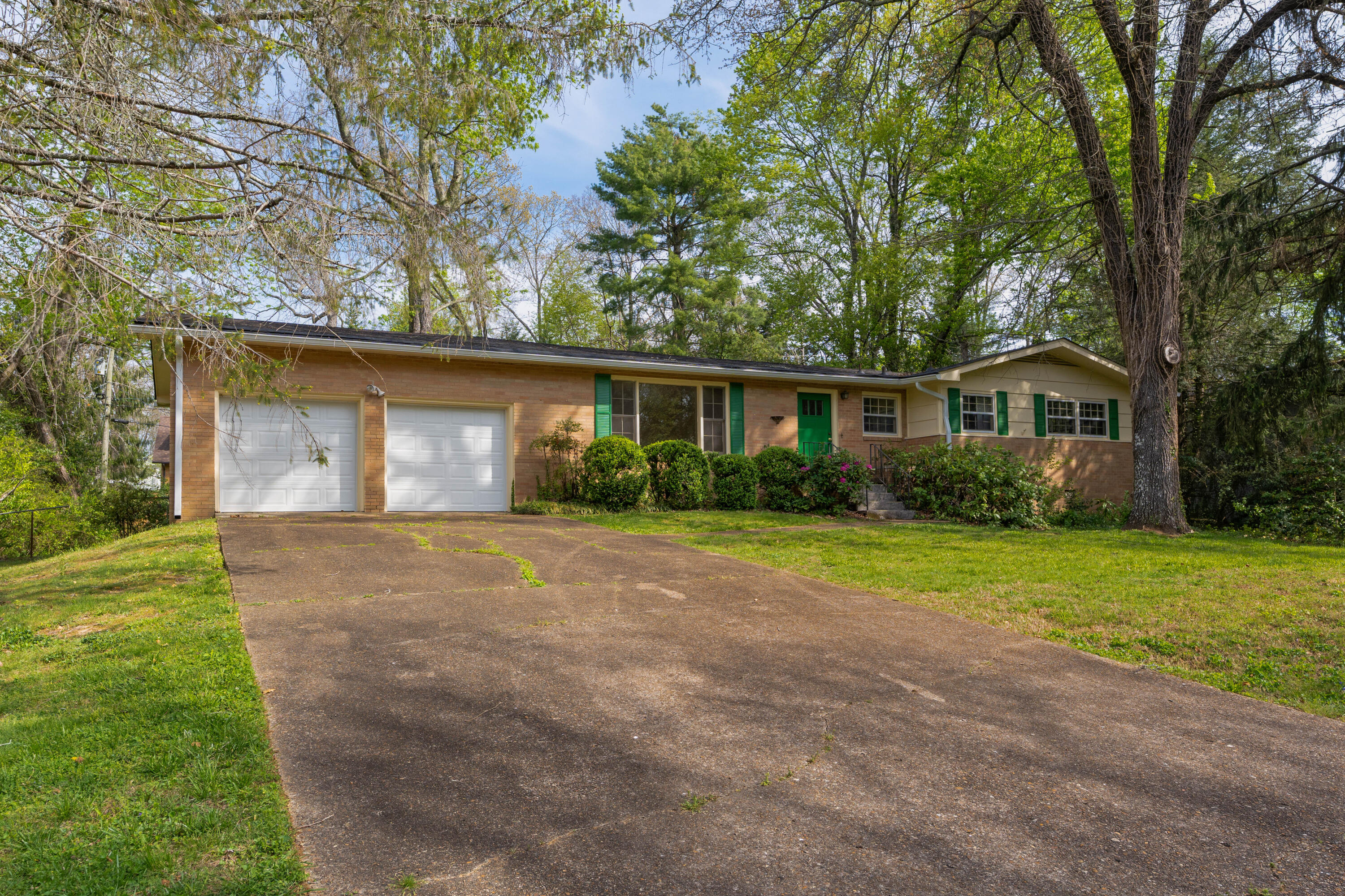 1006 Crown Point Road E