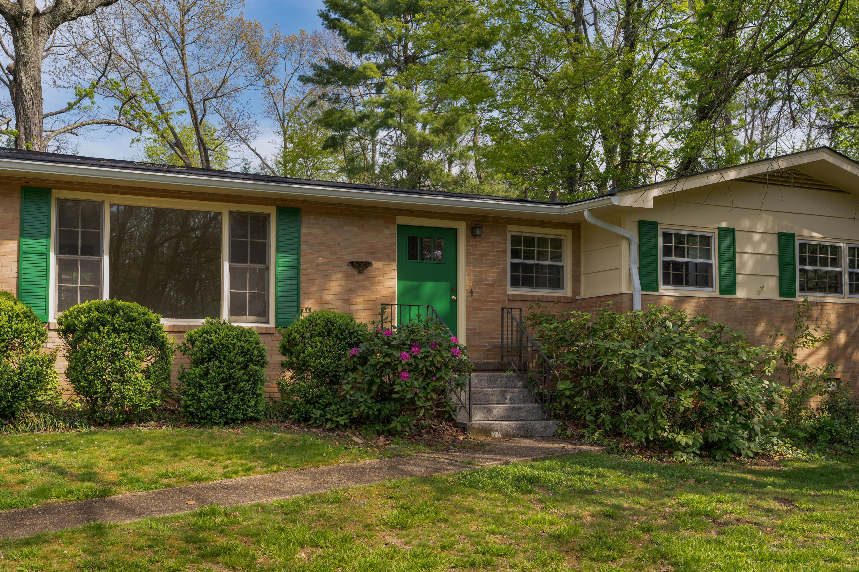1006 Crown Point Road E