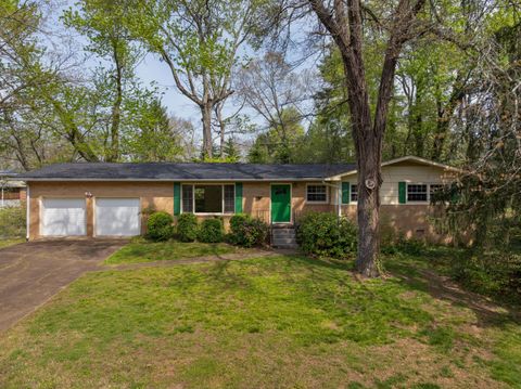 Photo of 1006 Crown Point Road E, Signal Mountain, TN 37377 (MLS # 1532249)