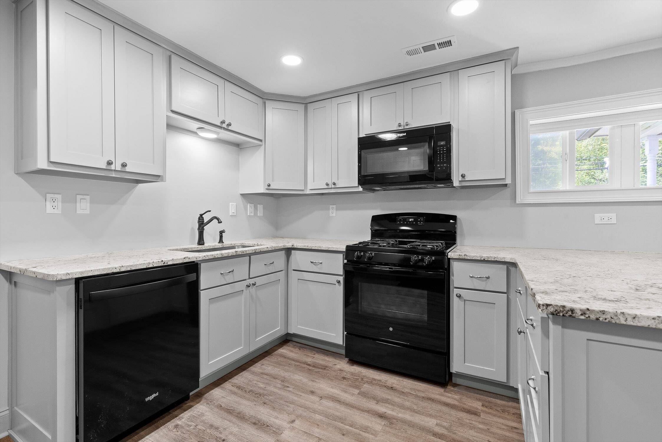 Chattanooga, Tennessee 37419, United States, 2 Bedrooms Bedrooms, ,1 BathroomBathrooms,Residential,Pending,209162