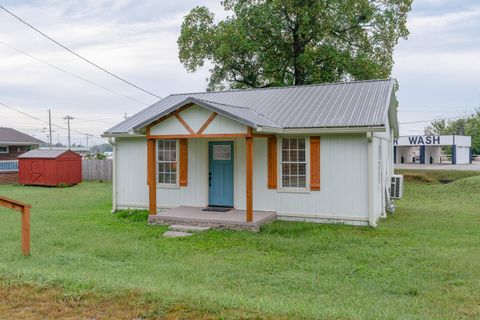 Photo of 1105 Elm Avenue, South Pittsburg, TN 37380 (MLS # 1521182)