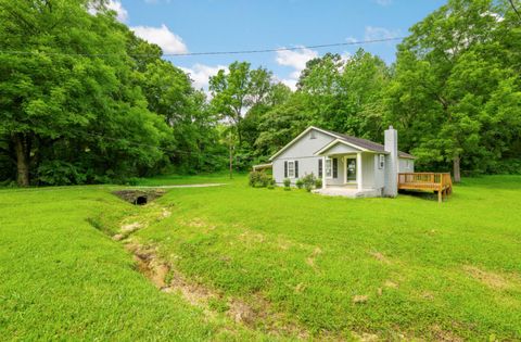 Homes For Sale - 404 W Schmitt Road<br/> Rossville, GA 30741