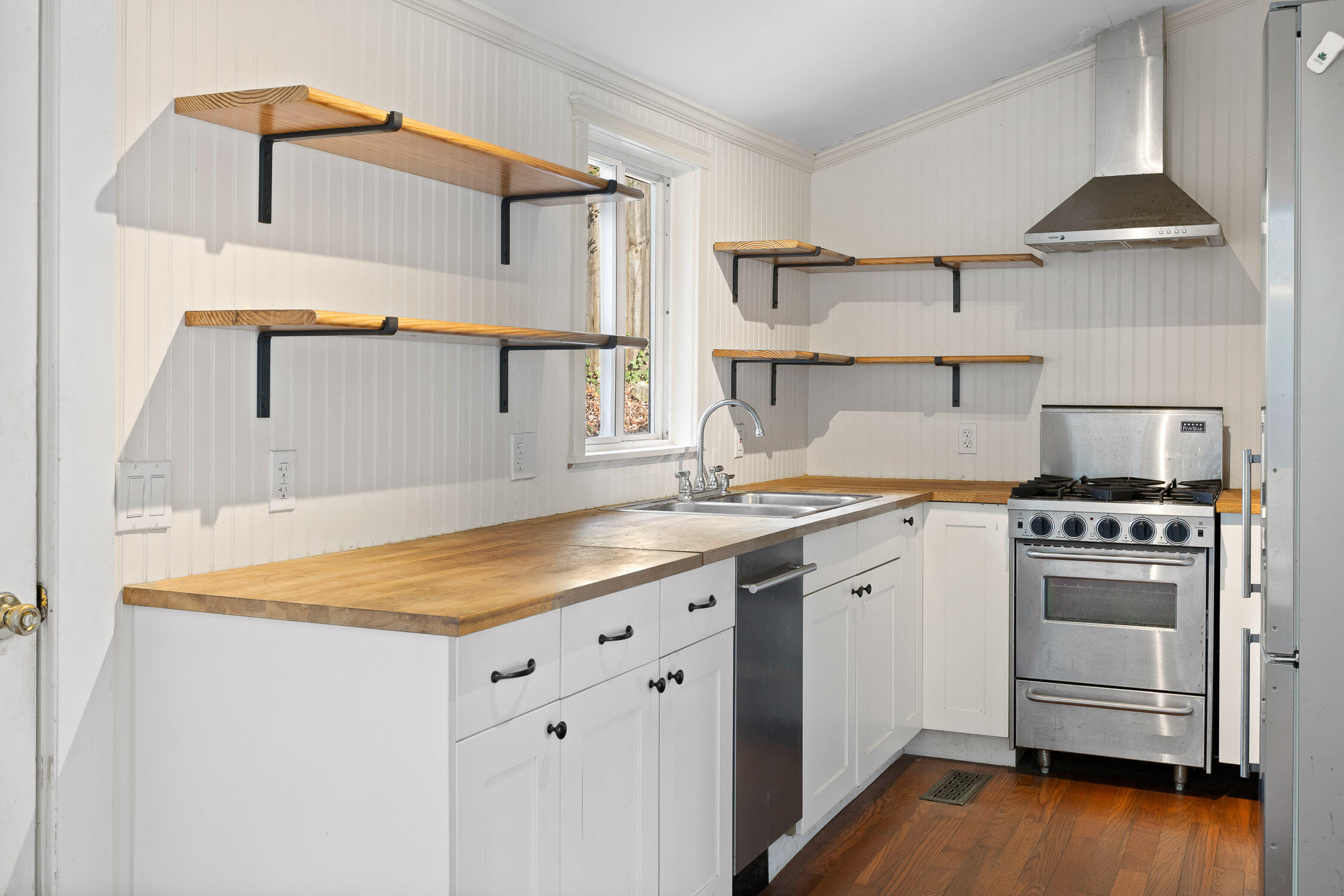 Chattanooga, Tennessee 37405, United States, 2 Bedrooms Bedrooms, ,2 BathroomsBathrooms,Residential,Contingent,4402