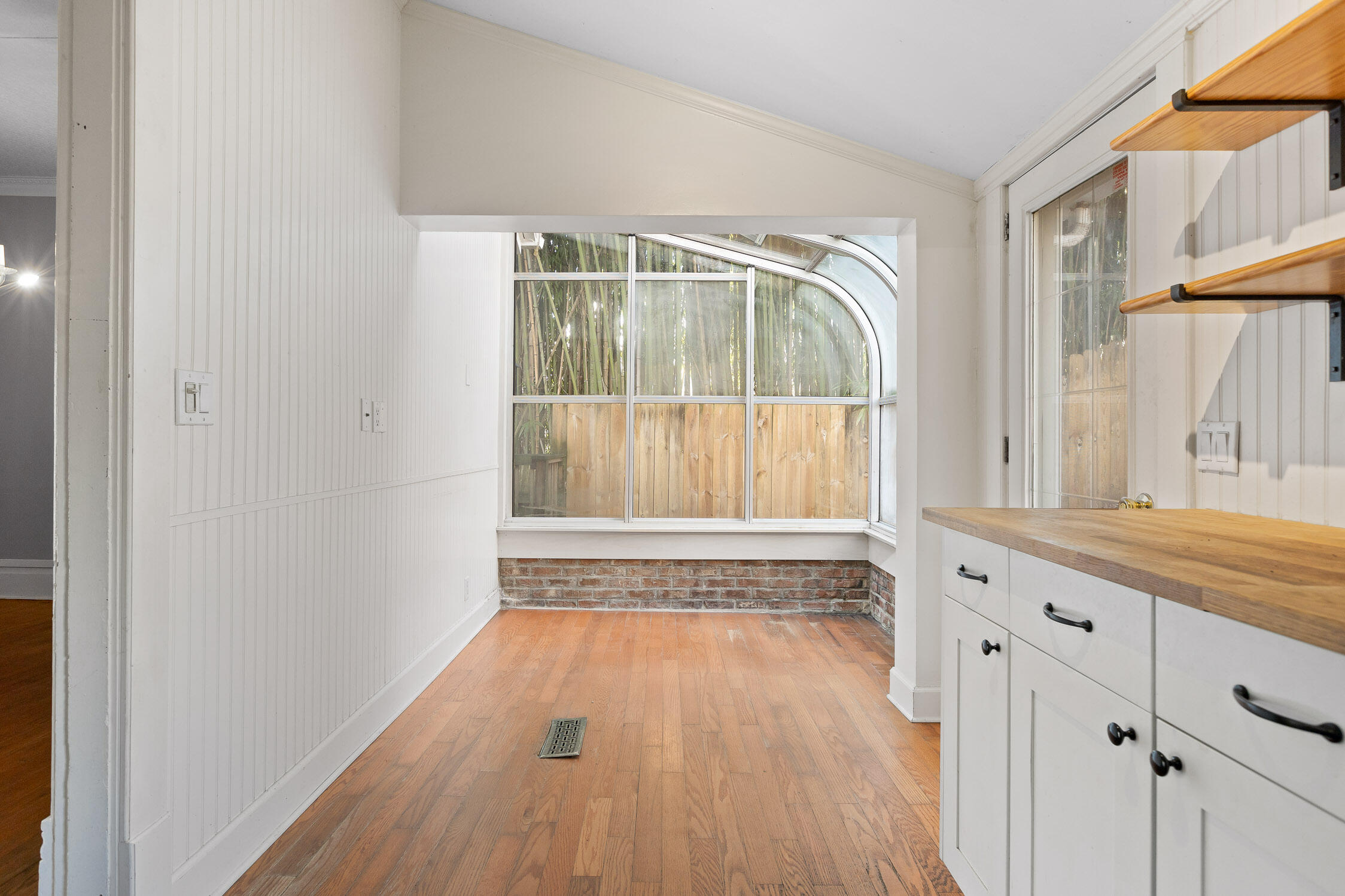 Chattanooga, Tennessee 37405, United States, 2 Bedrooms Bedrooms, ,2 BathroomsBathrooms,Residential,Contingent,4402