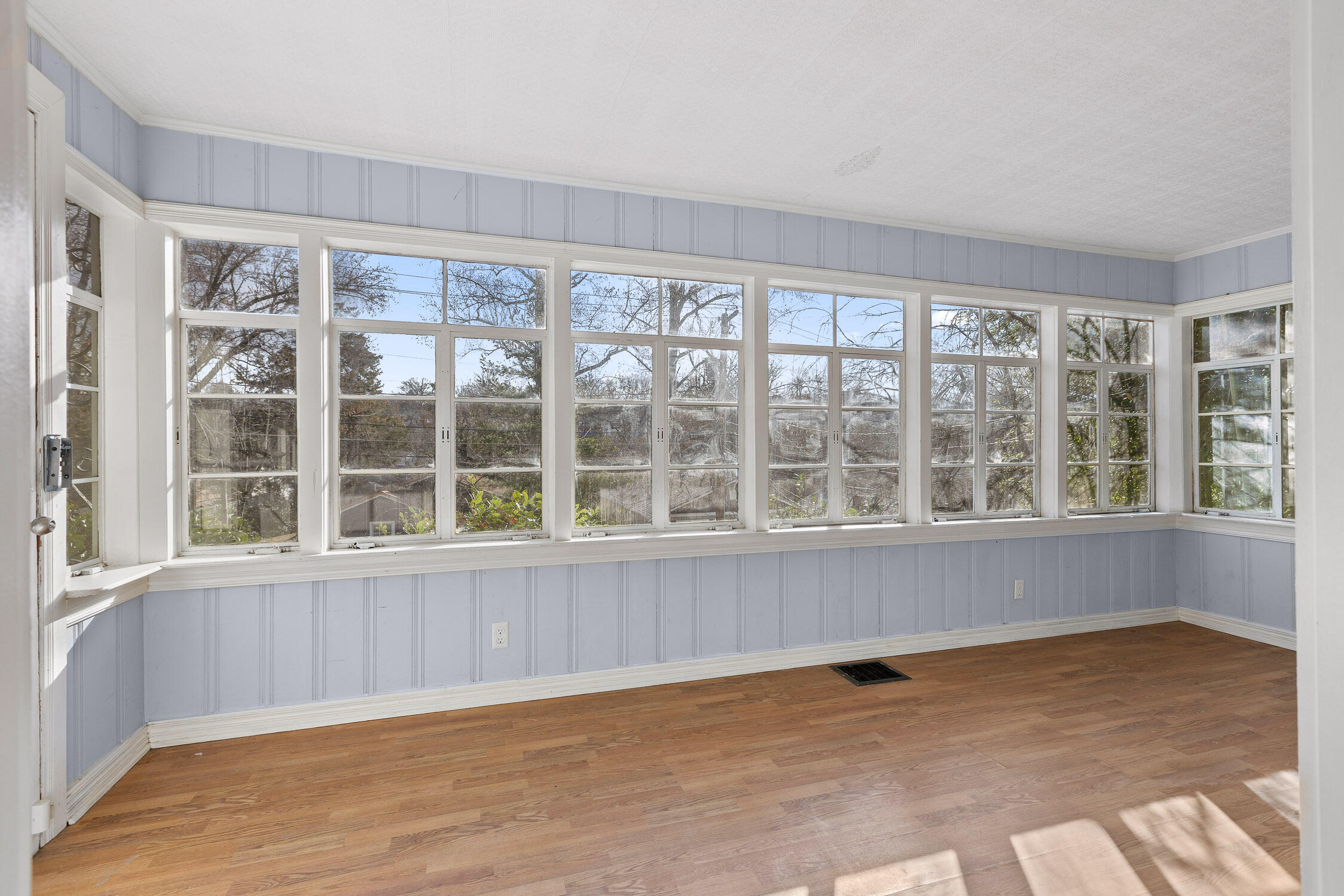 Chattanooga, Tennessee 37405, United States, 2 Bedrooms Bedrooms, ,2 BathroomsBathrooms,Residential,Contingent,4402