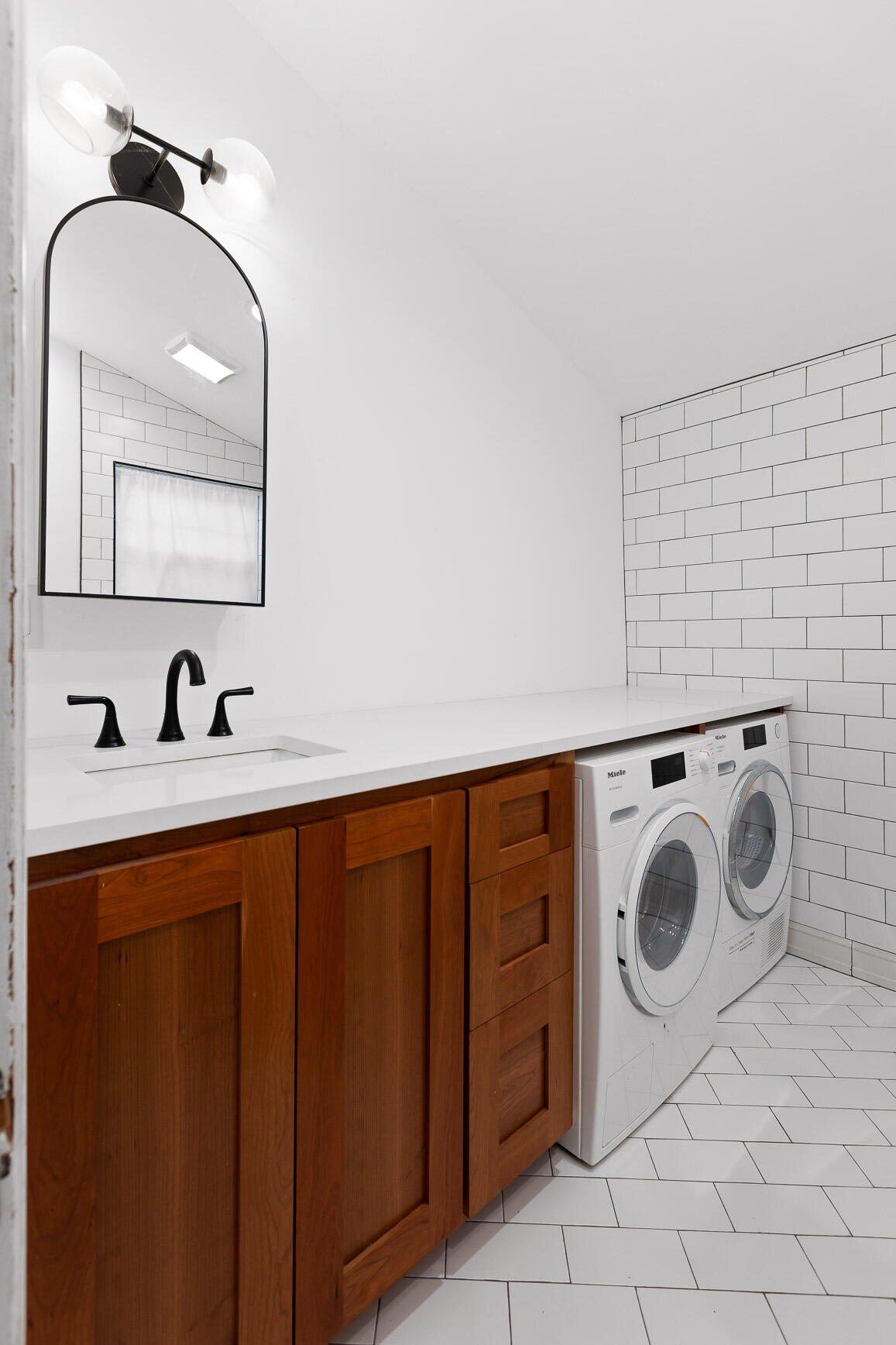 Chattanooga, Tennessee 37405, United States, 2 Bedrooms Bedrooms, ,2 BathroomsBathrooms,Residential,Contingent,4402