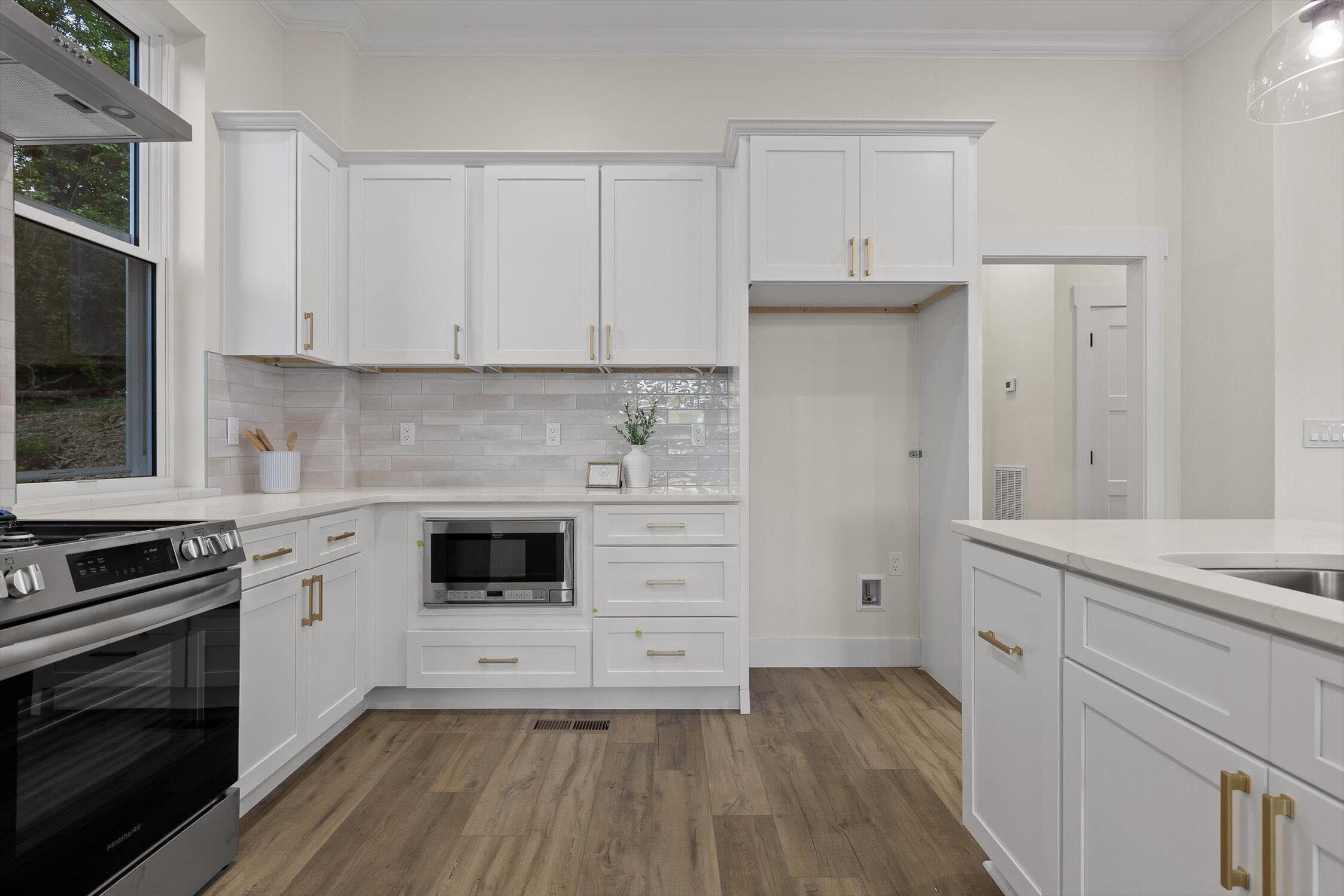 Chattanooga, Tennessee 37409, United States, 4 Bedrooms Bedrooms, ,3 BathroomsBathrooms,Residential,Contingent,137514