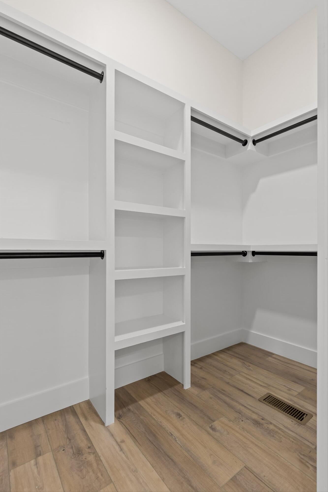 Chattanooga, Tennessee 37409, United States, 4 Bedrooms Bedrooms, ,3 BathroomsBathrooms,Residential,Contingent,137514