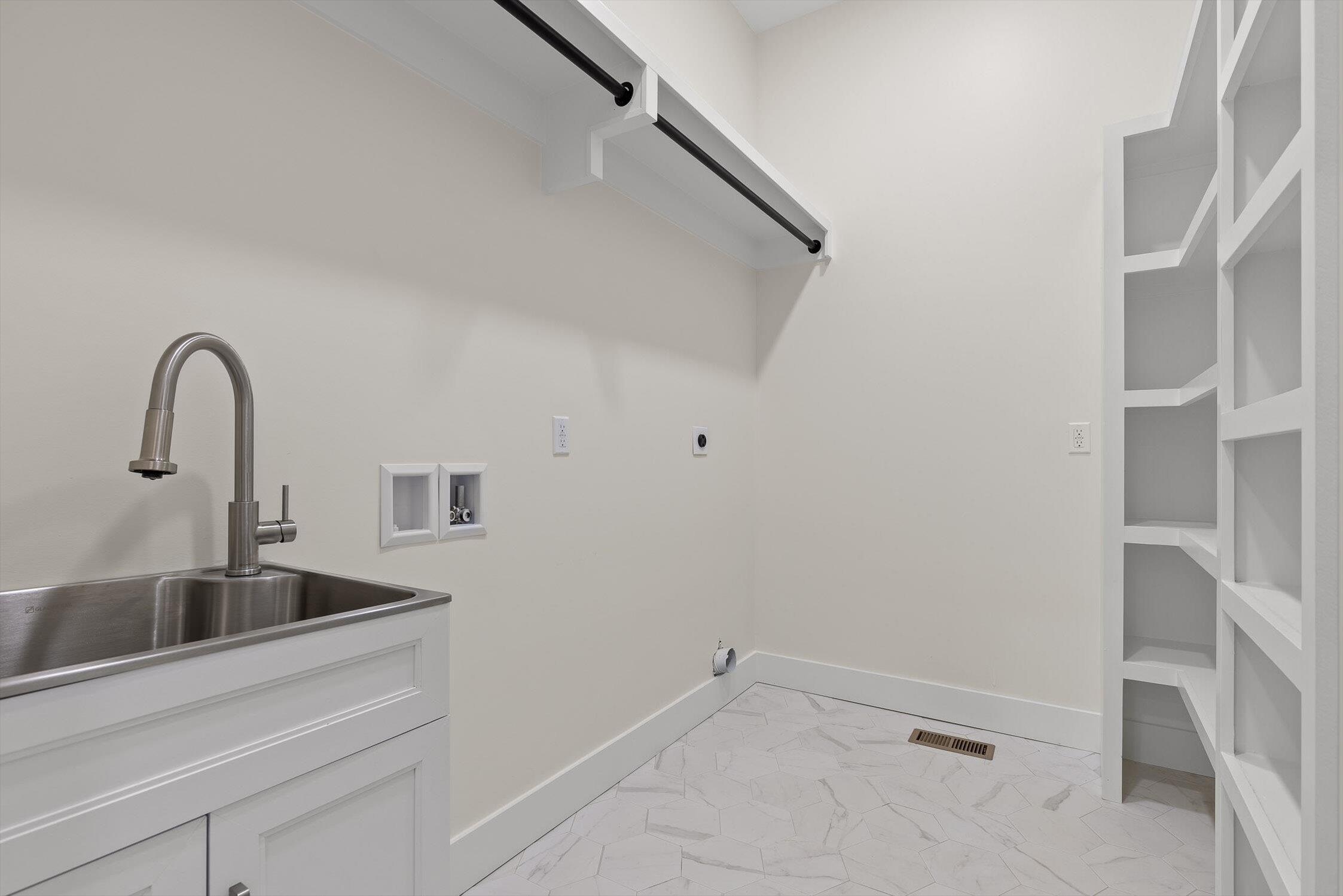 Chattanooga, Tennessee 37409, United States, 4 Bedrooms Bedrooms, ,3 BathroomsBathrooms,Residential,Contingent,137514