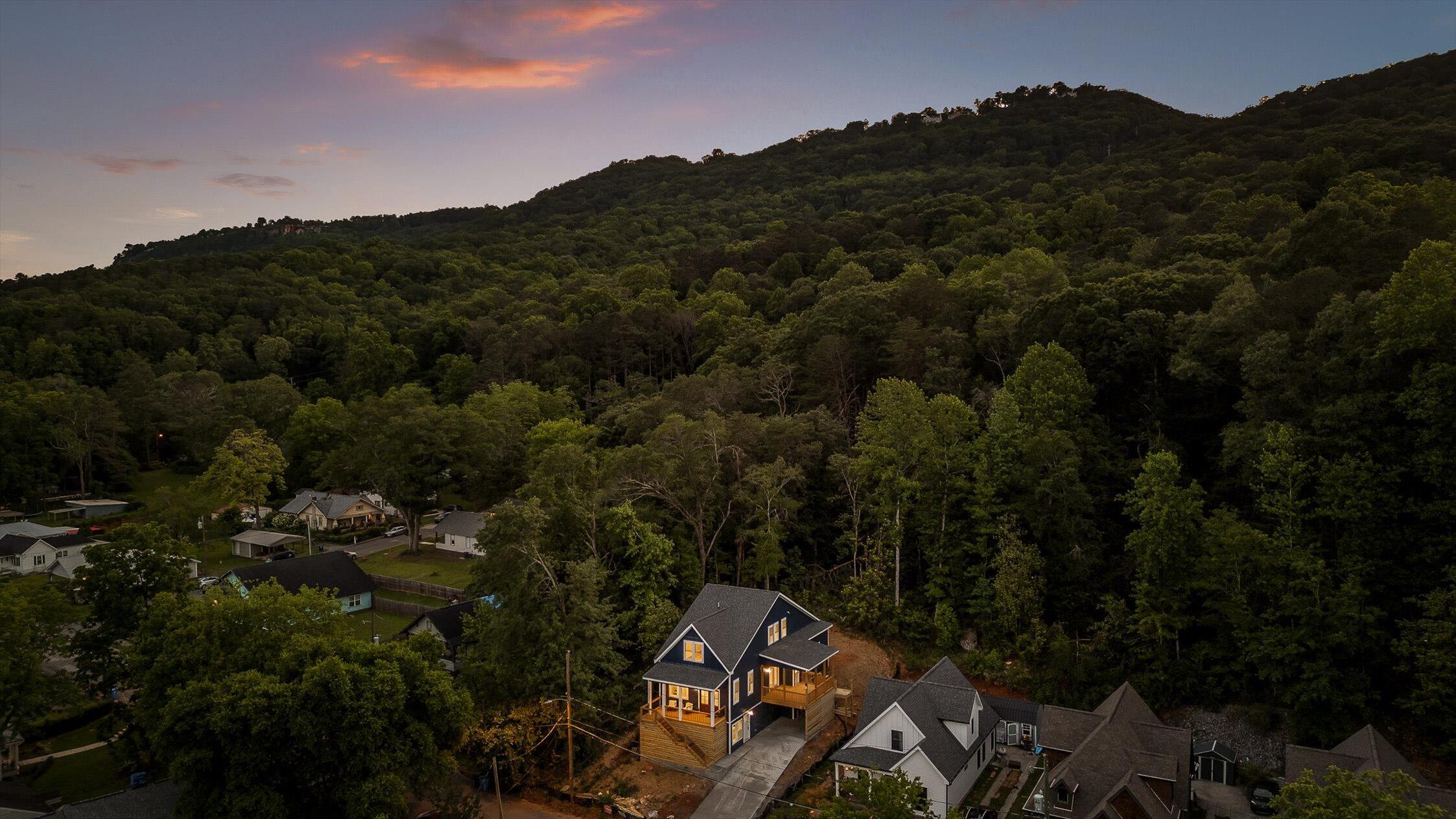 Chattanooga, Tennessee 37409, United States, 4 Bedrooms Bedrooms, ,3 BathroomsBathrooms,Residential,Contingent,137514