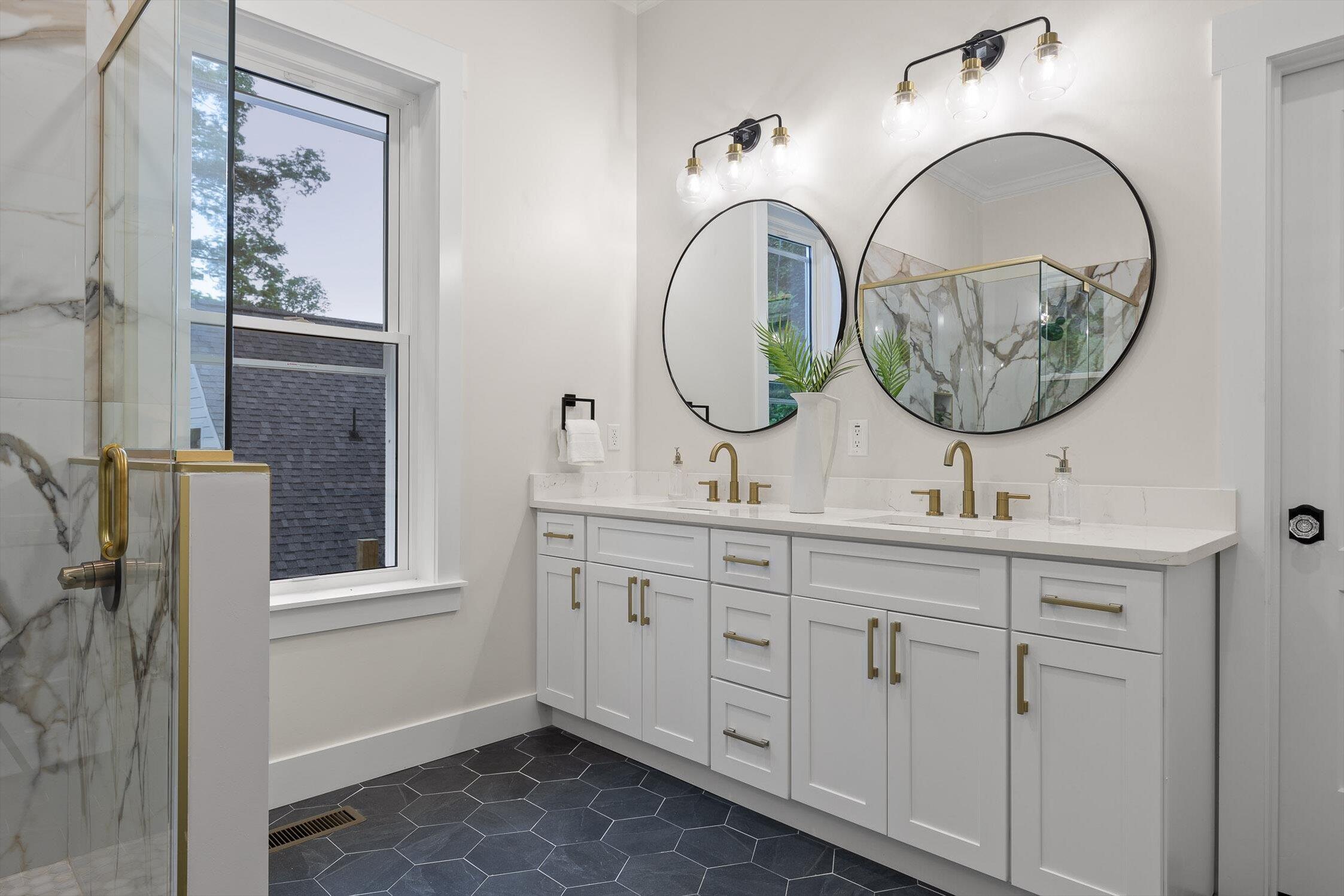 Chattanooga, Tennessee 37409, United States, 4 Bedrooms Bedrooms, ,3 BathroomsBathrooms,Residential,Contingent,137514