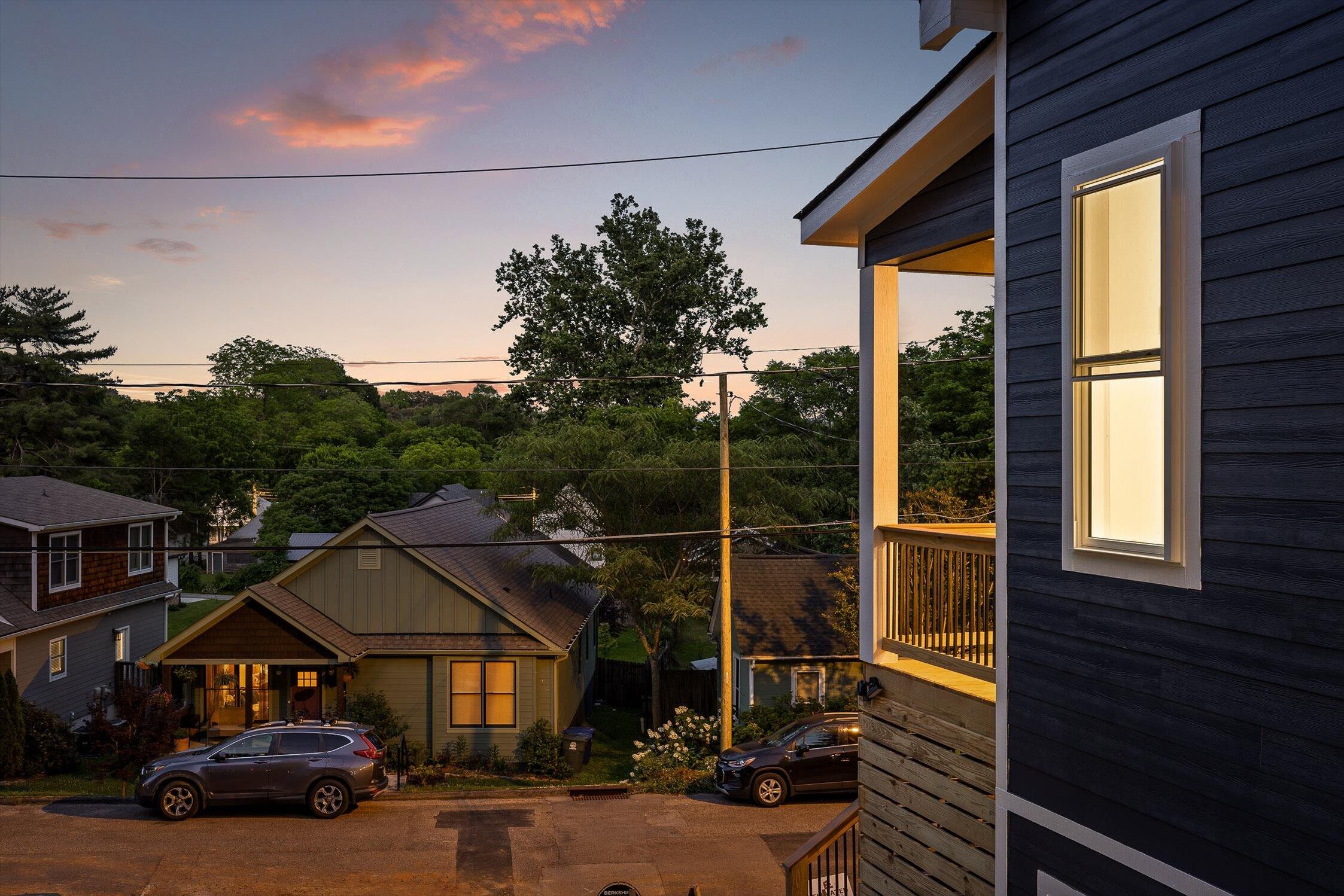 Chattanooga, Tennessee 37409, United States, 4 Bedrooms Bedrooms, ,3 BathroomsBathrooms,Residential,Contingent,137514