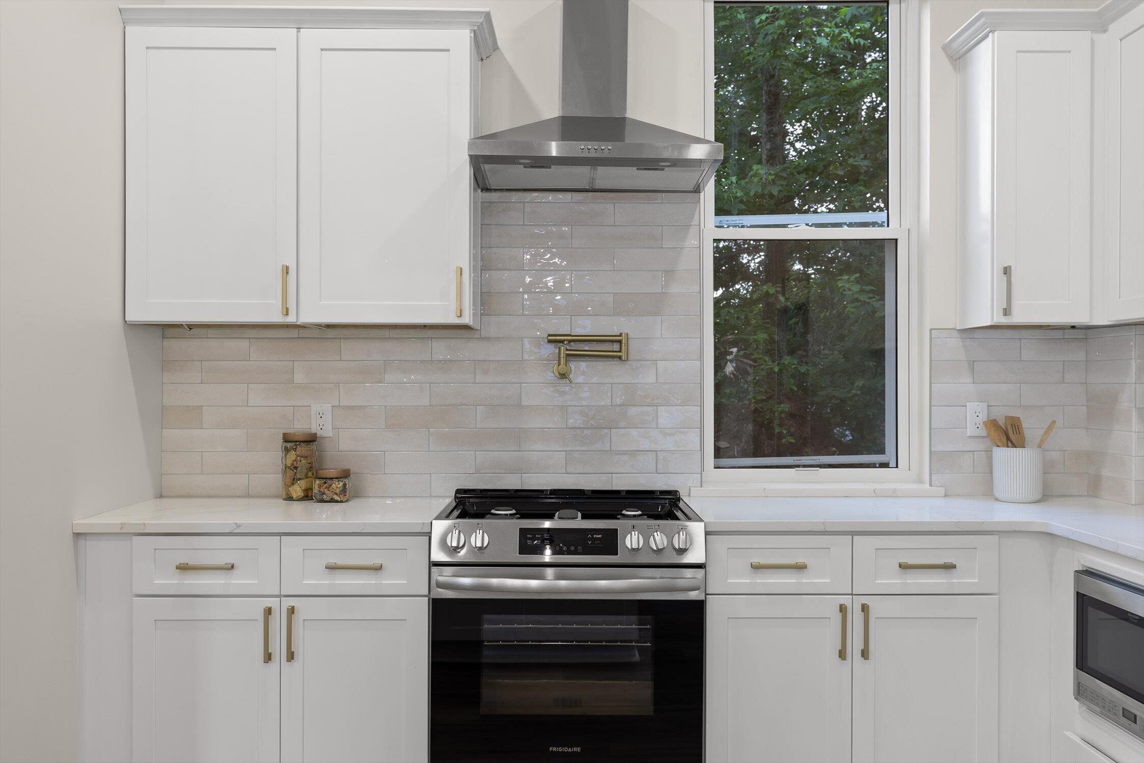 Chattanooga, Tennessee 37409, United States, 4 Bedrooms Bedrooms, ,3 BathroomsBathrooms,Residential,Contingent,137514