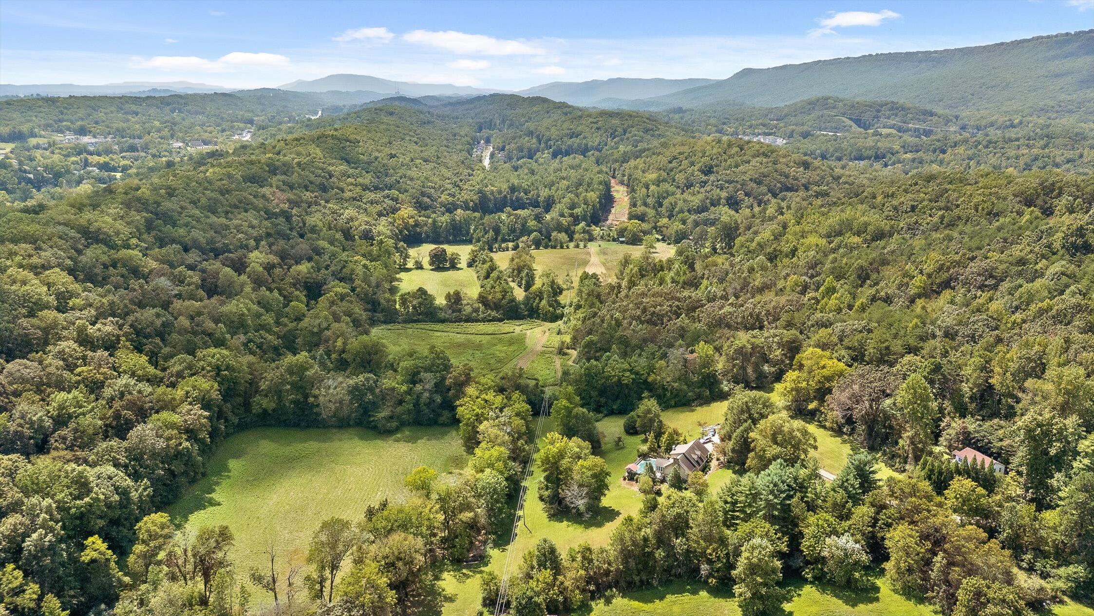 Chattanooga, Tennessee 37415, United States, 3 Bedrooms Bedrooms, ,4 BathroomsBathrooms,Residential,Pending,208810