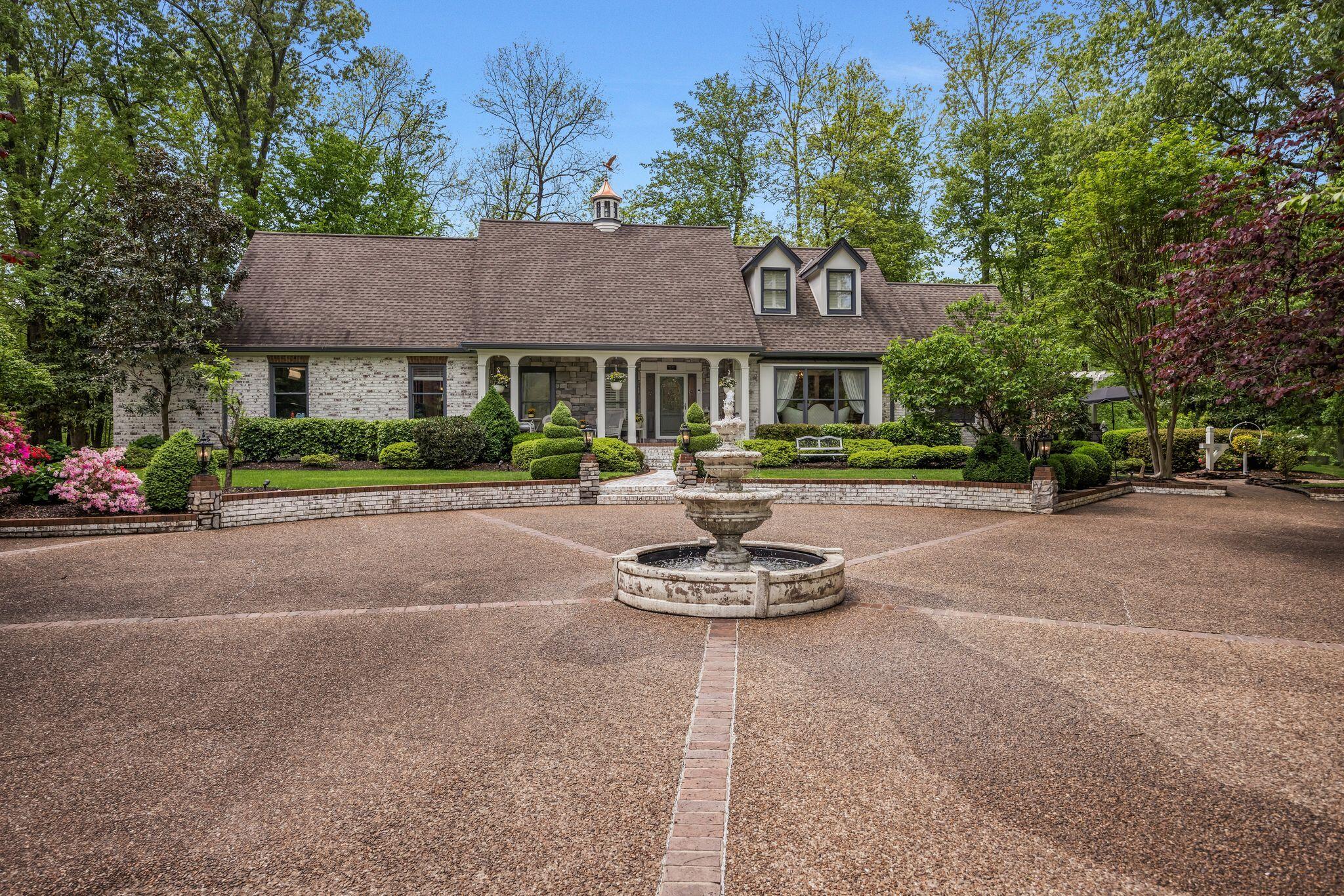 2211 Woodcreek Drive NW