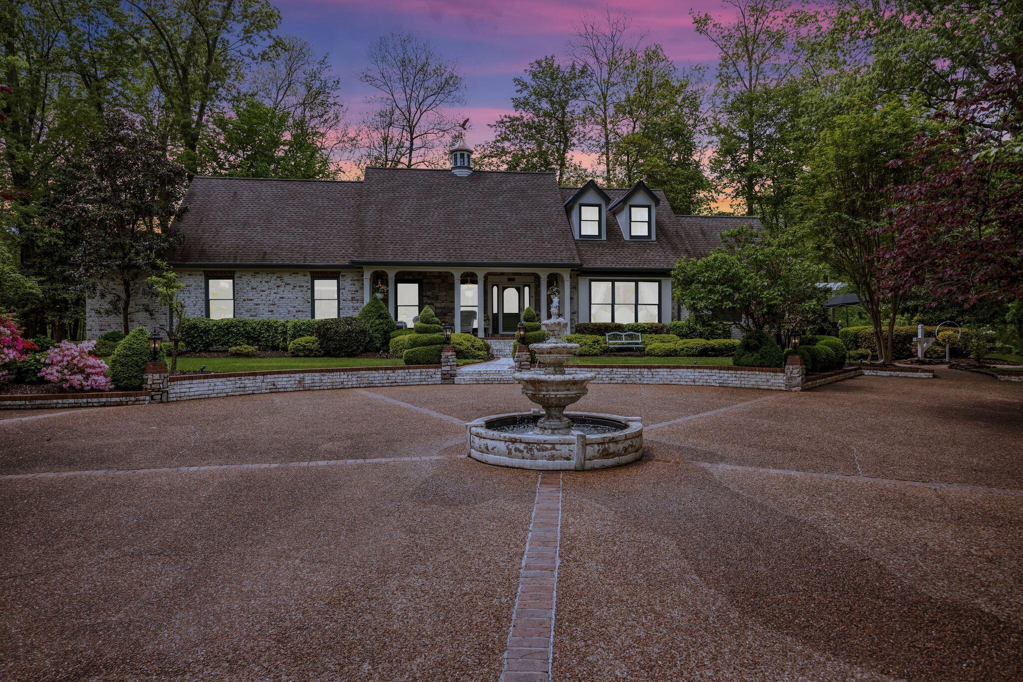 2211 Woodcreek Drive NW