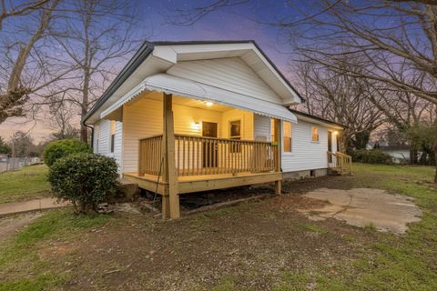 Photo of 1009 N Hawthorne Street, Chattanooga, TN 37406 (MLS # 1525040)