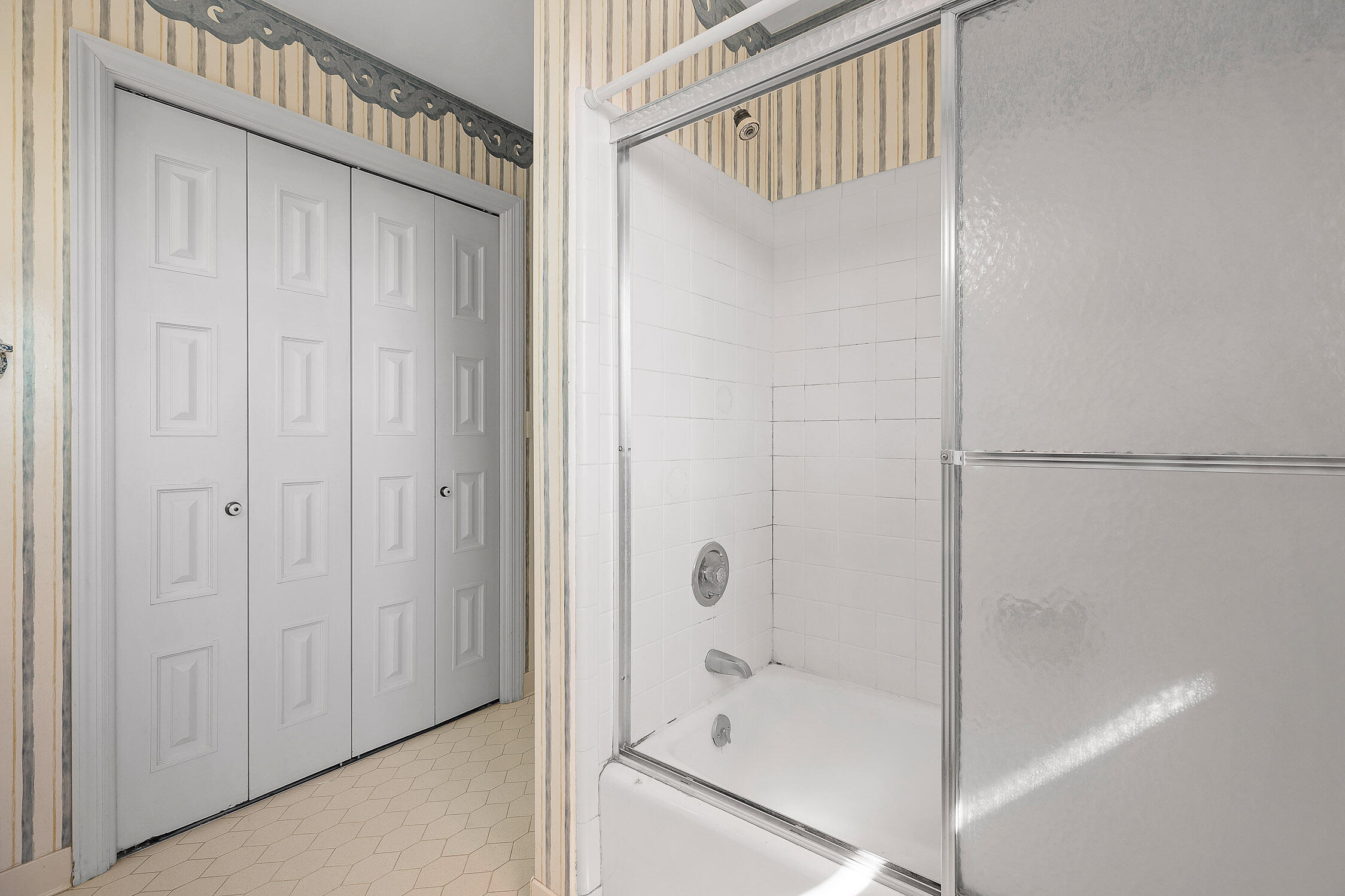 Chattanooga, Tennessee 37421, United States, 6 Bedrooms Bedrooms, ,3 BathroomsBathrooms,Residential,Contingent,37040