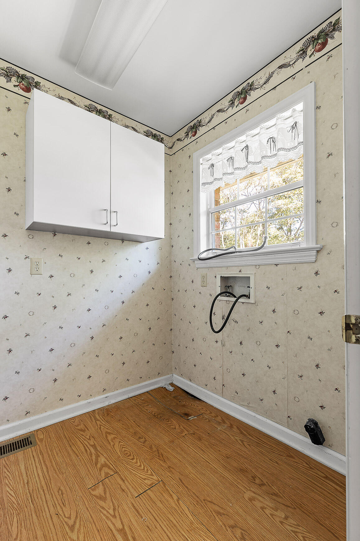 Chattanooga, Tennessee 37421, United States, 6 Bedrooms Bedrooms, ,3 BathroomsBathrooms,Residential,Contingent,37040