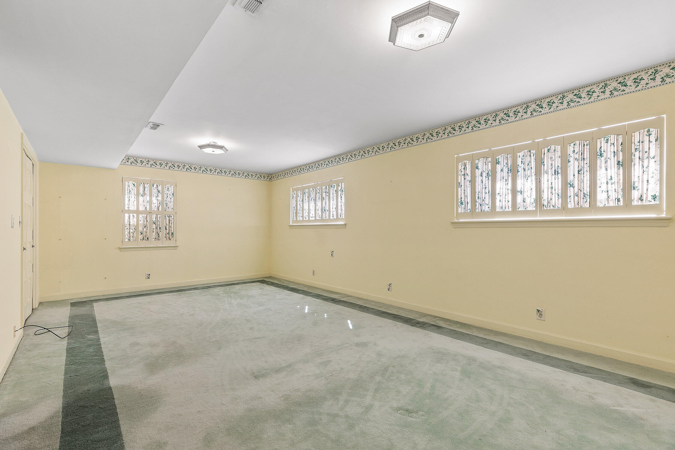 Chattanooga, Tennessee 37421, United States, 6 Bedrooms Bedrooms, ,3 BathroomsBathrooms,Residential,Contingent,37040