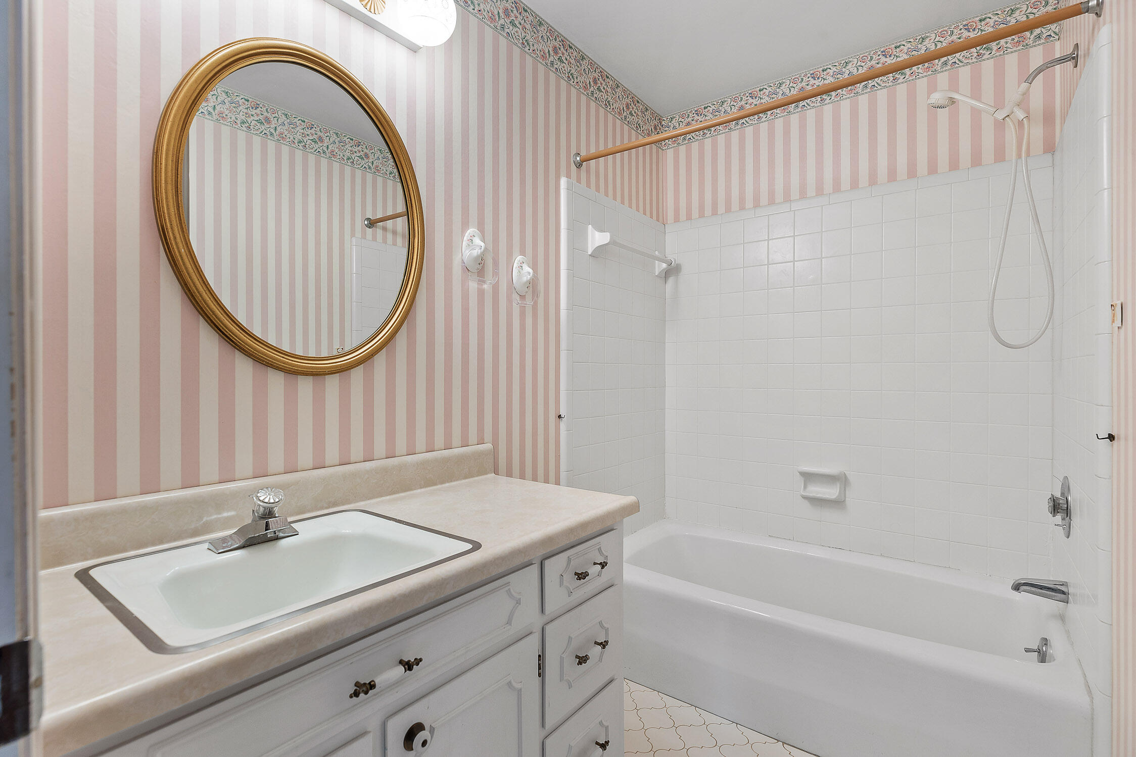 Chattanooga, Tennessee 37421, United States, 6 Bedrooms Bedrooms, ,3 BathroomsBathrooms,Residential,Contingent,37040