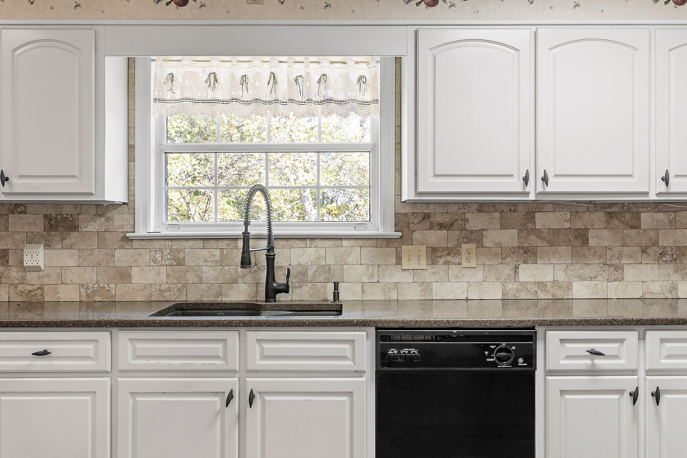 Chattanooga, Tennessee 37421, United States, 6 Bedrooms Bedrooms, ,3 BathroomsBathrooms,Residential,Contingent,37040