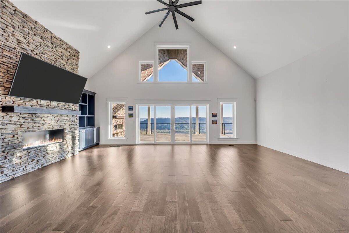 Jasper, Tennessee, 37347, United States, 6 Bedrooms Bedrooms, ,5 BathroomsBathrooms,Residential,Active,2033686